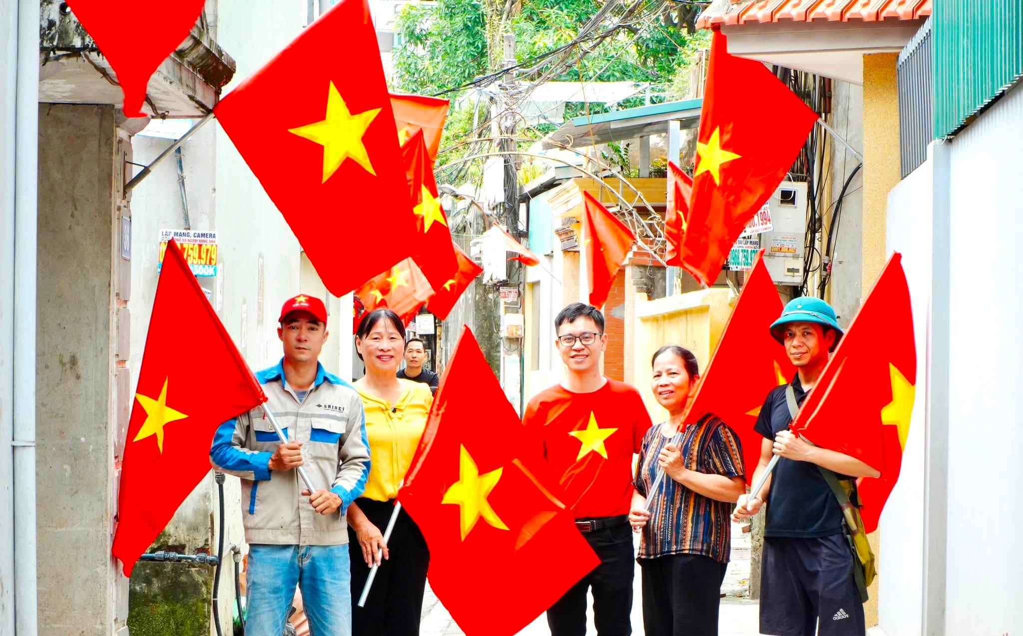 Với sự đoàn kết, mỗi người dân trên địa bàn xã Tây Phương đã góp một phần nhỏ, để tạo nên hình ảnh một làng quê đồng lòng hướng về ngày Tết Độc lập của dân tộc. Ảnh: Hữu Dũng