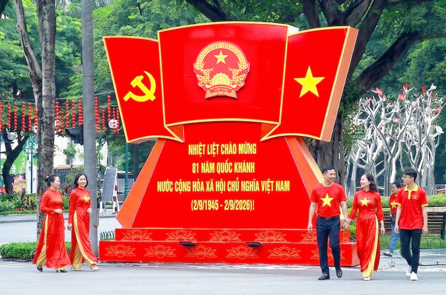 Pa nô chào mừng 81 năm Quốc khánh nước Cộng hòa xã hội chủ nghĩa Việt Nam (2/9/1945 - 2/9/2026) được dựng trên nhiều con đường, tuyến phố ở Hà Nội. Ảnh: Thành Đạt