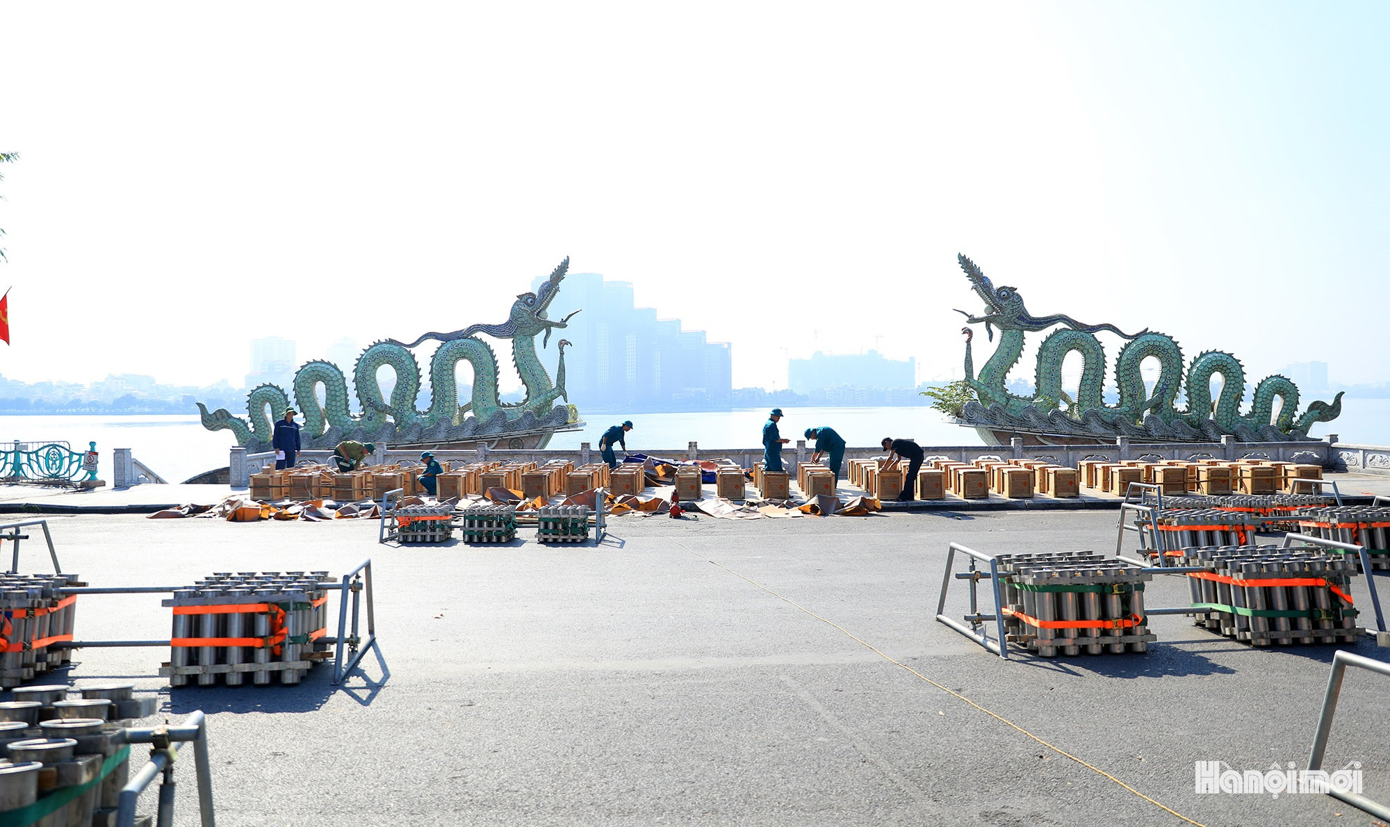 W_tran-dia-phao-hoa-ven-ho-tay-12-.jpg