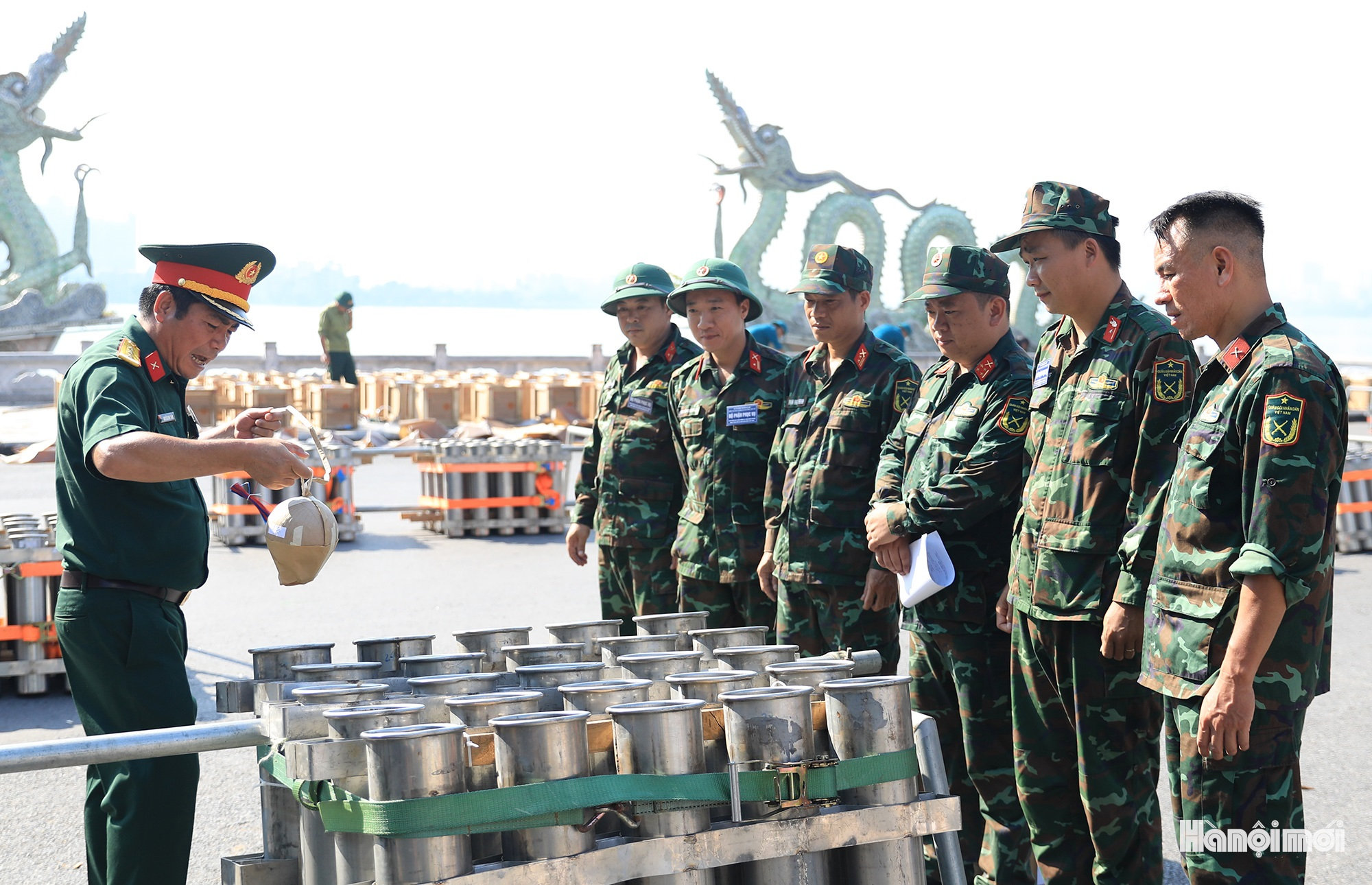 W_tran-dia-phao-hoa-ven-ho-tay-13-.jpg