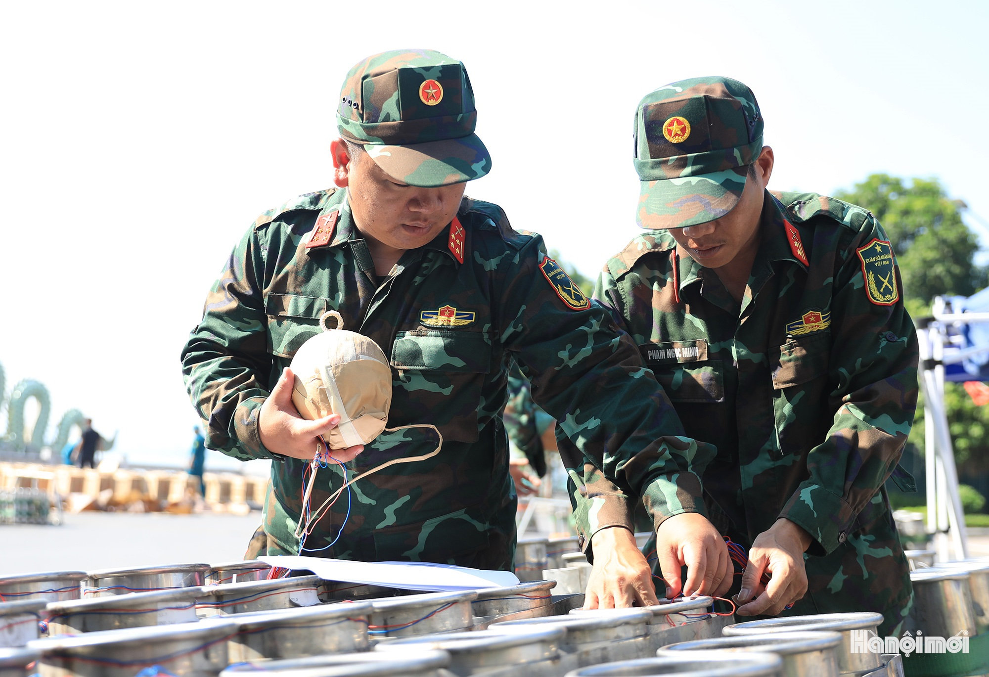 W_tran-dia-phao-hoa-ven-ho-tay-14-.jpg