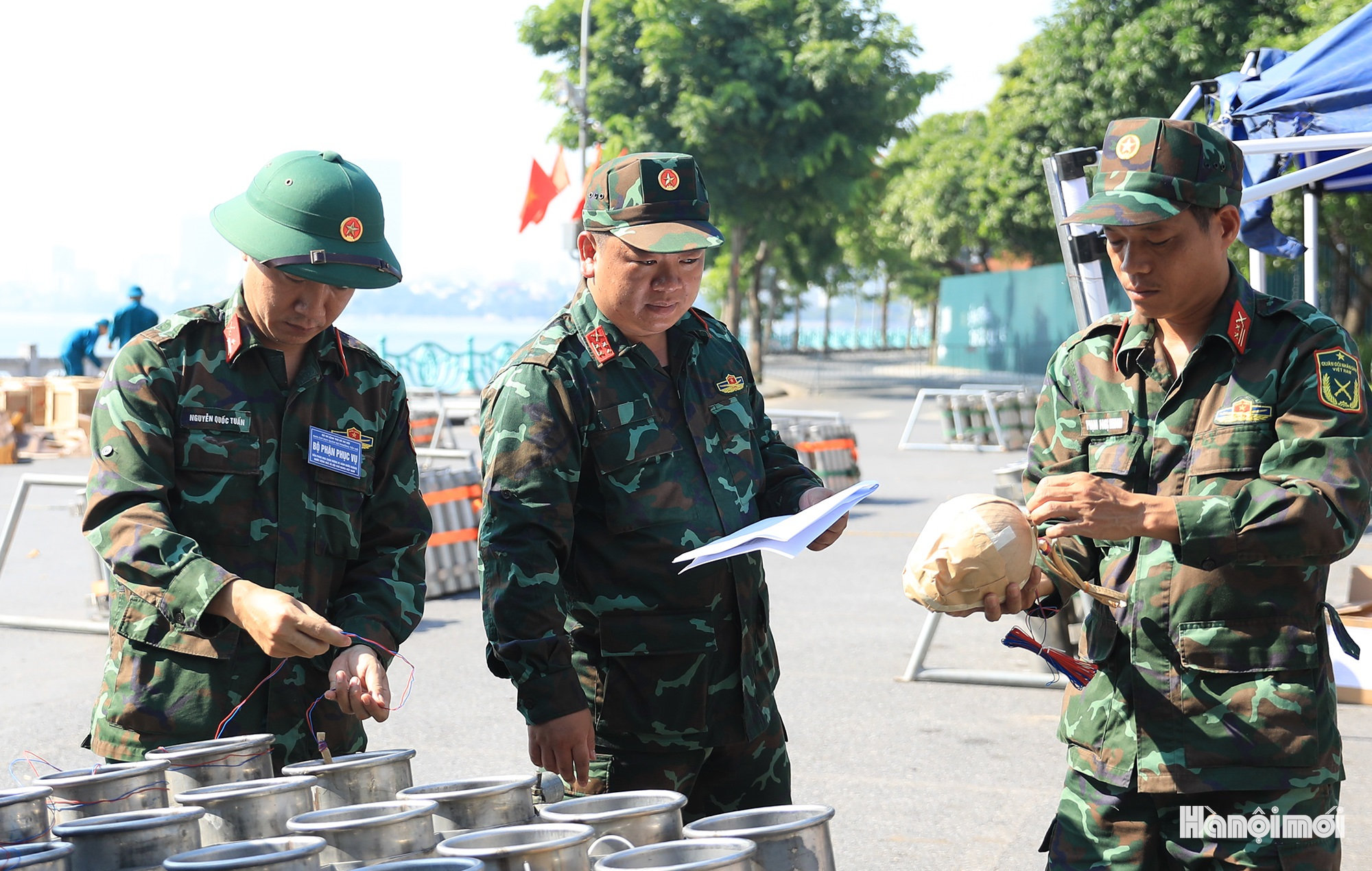 W_tran-dia-phao-hoa-ven-ho-tay-15-.jpg