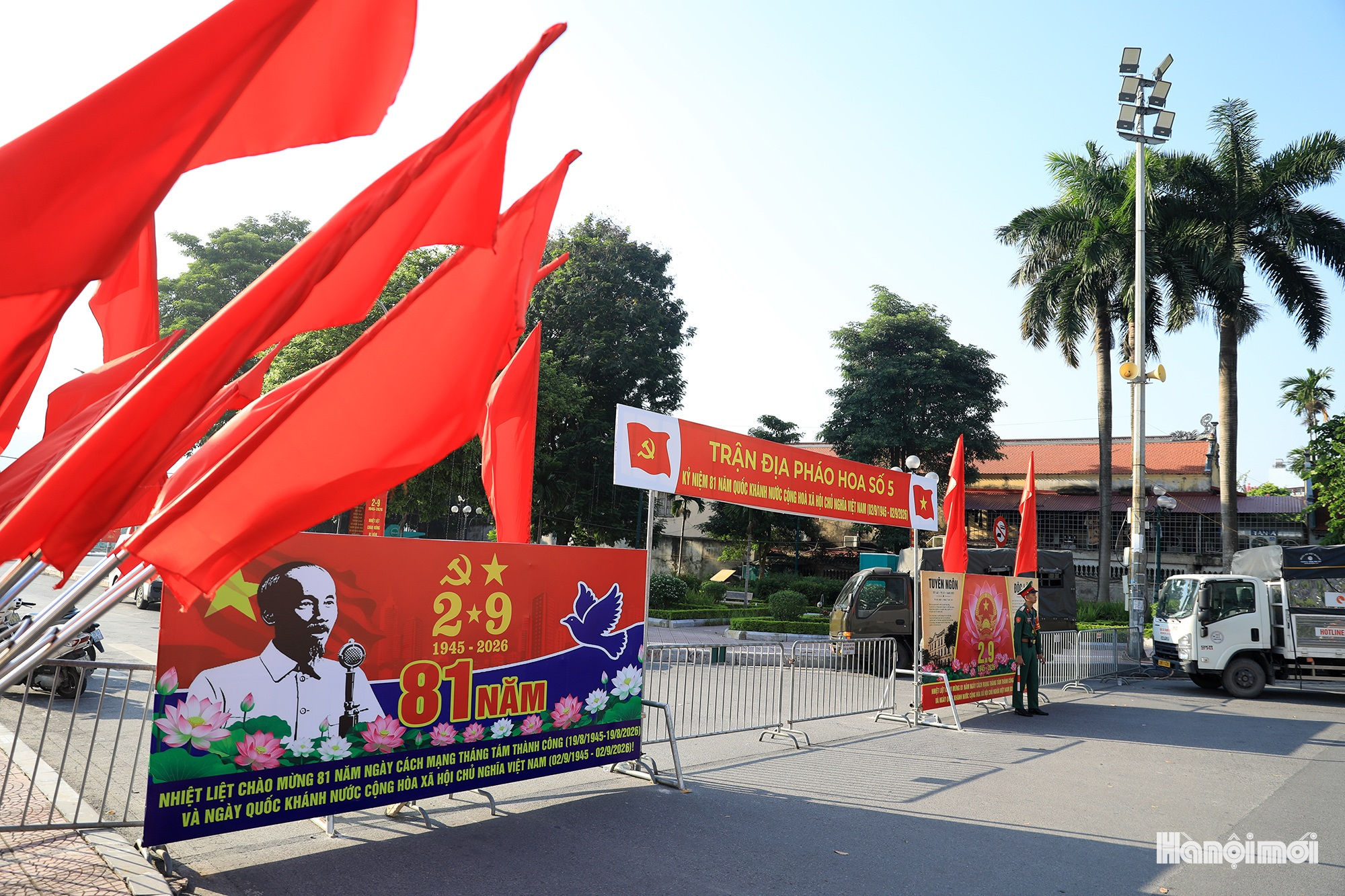 W_tran-dia-phao-hoa-ven-ho-tay-4-.jpg