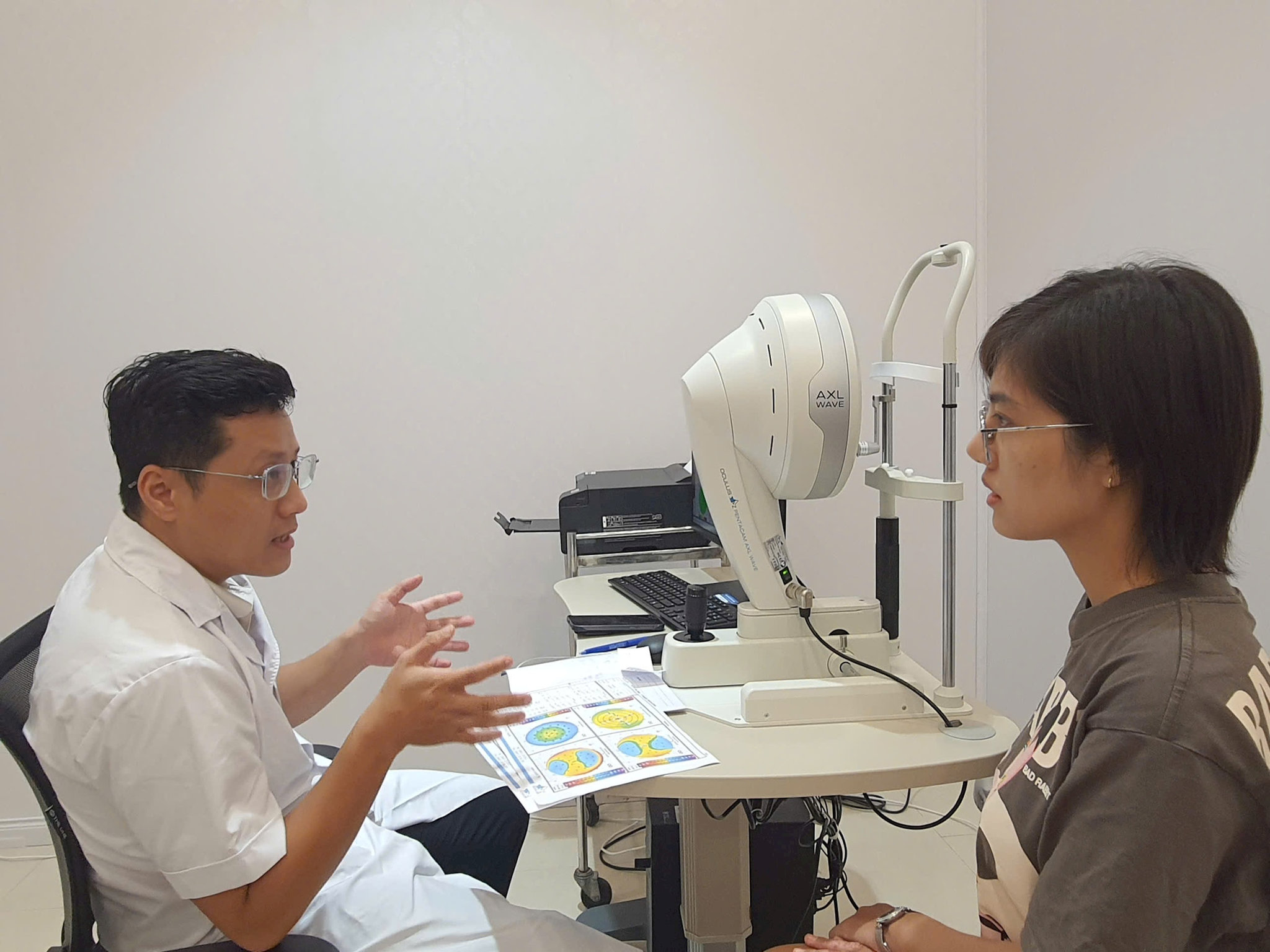 Bác sĩ Đỗ Việt Dũng khám và tư vấn cho chị Nguyễn Hà My. Ảnh: Phương Thảo