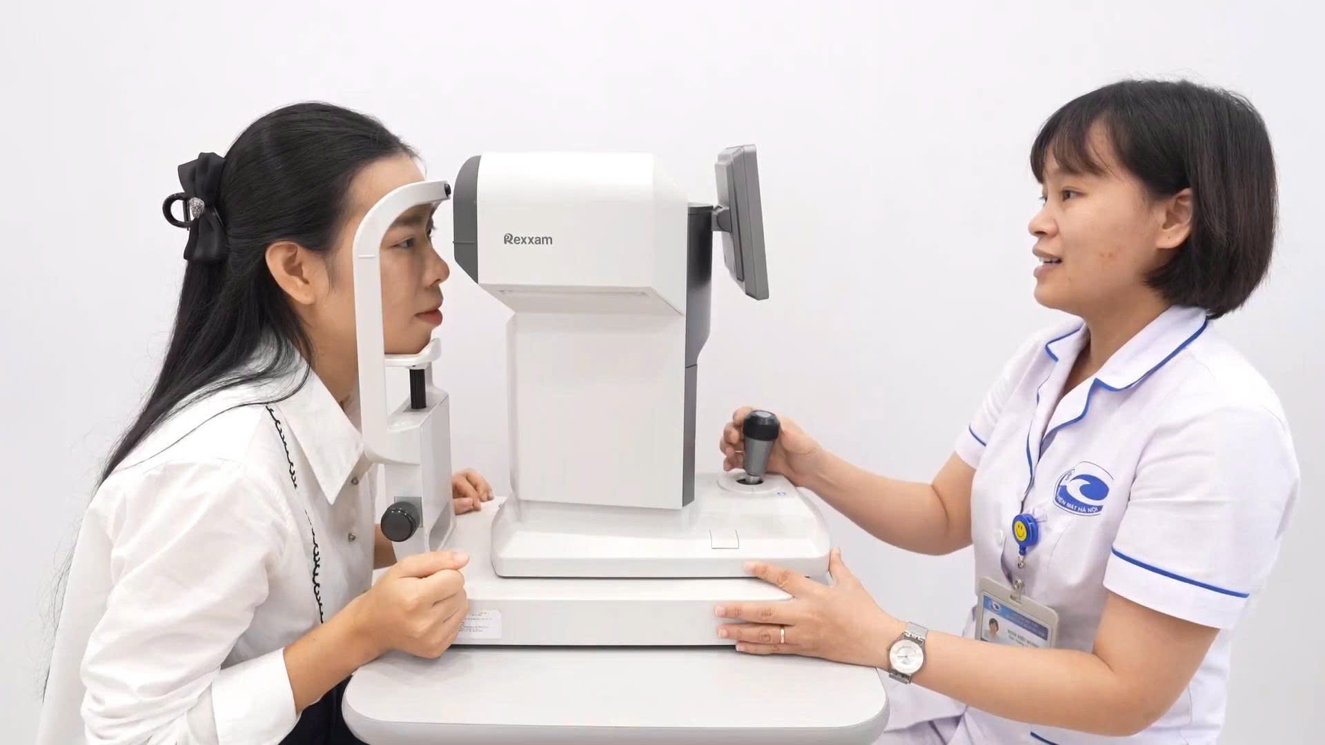 Người dân được khám sàng lọc trước khi quyết định phẫu thuật điều trị tật khúc xạ. Ảnh: Phương Thảo