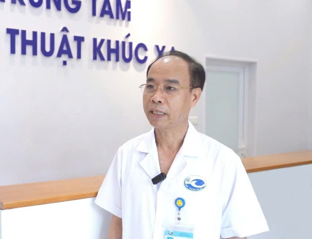 Tiến sĩ, bác sĩ Nguyễn Xuân Tịnh, Giám đốc Bệnh viện Mắt Hà Nội trao đổi với phóng viên. Ảnh: Phương Thảo