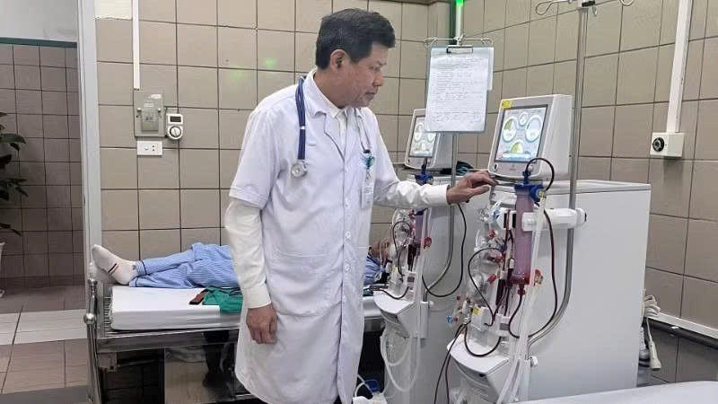 TS.BS Nguyễn Hữu Dũng, Phó Giám đốc Trung tâm Thận-Tiết niệu và Lọc máu, Bệnh viện Bạch Mai thăm khám cho bệnh nhân. Ảnh: Thu Hà 