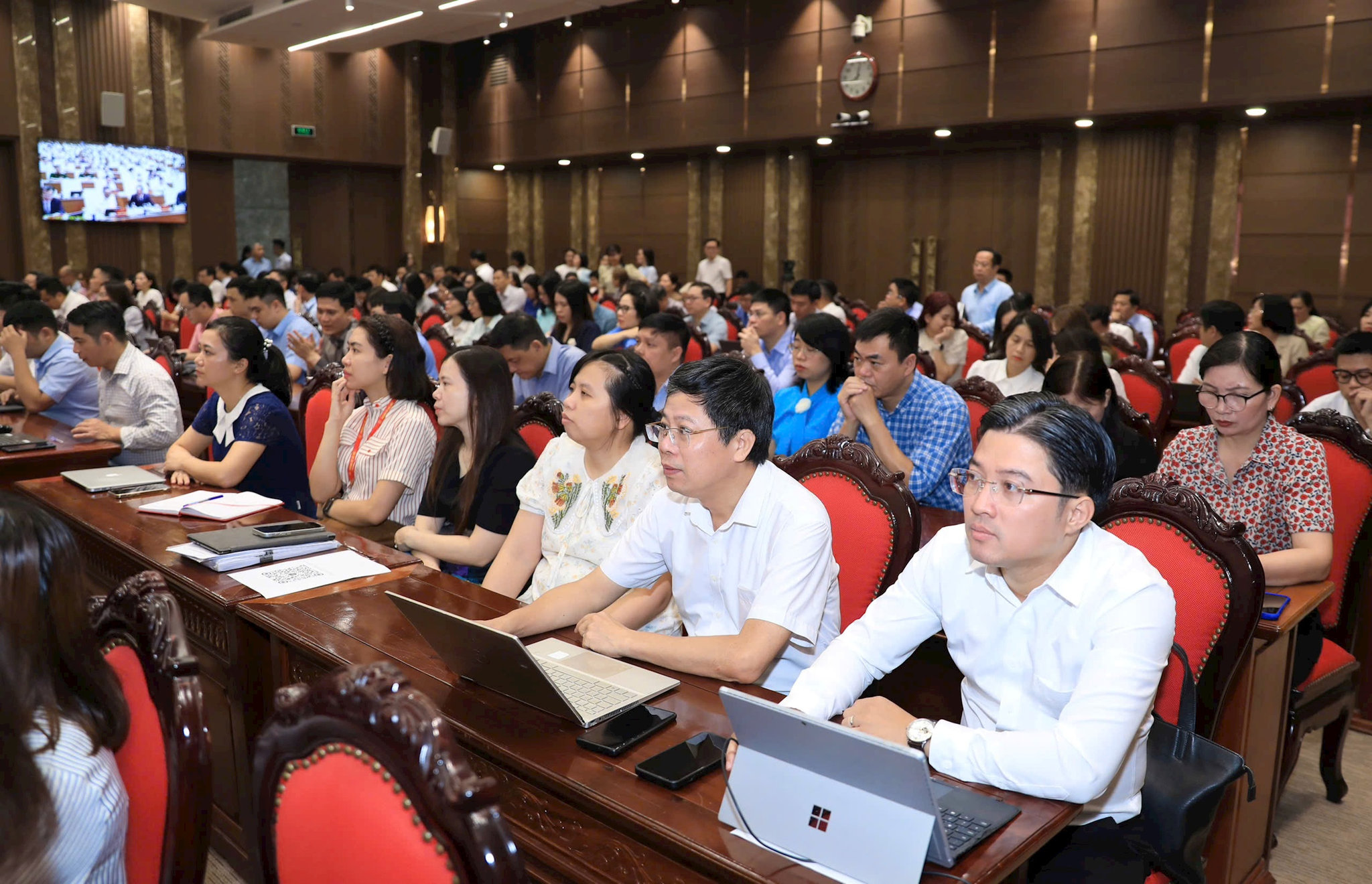 Các đại biểu tham dự hội nghị tại điểm cầu Thành ủy Hà Nội. Ảnh: Quang Th