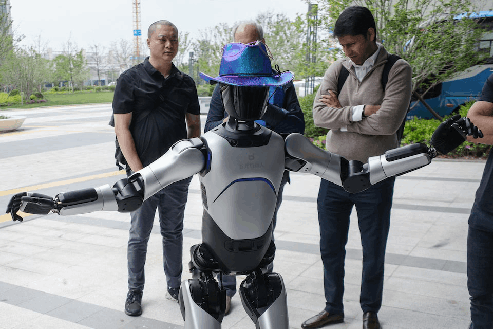 Khách tham quan tương tác với robot hình người Agibot RAISE A1 trong chuyến tham quan dành cho các nhà đầu tư nước ngoài tại trụ sở chính của công ty ở Thượng Hải. Ảnh: REUTERS