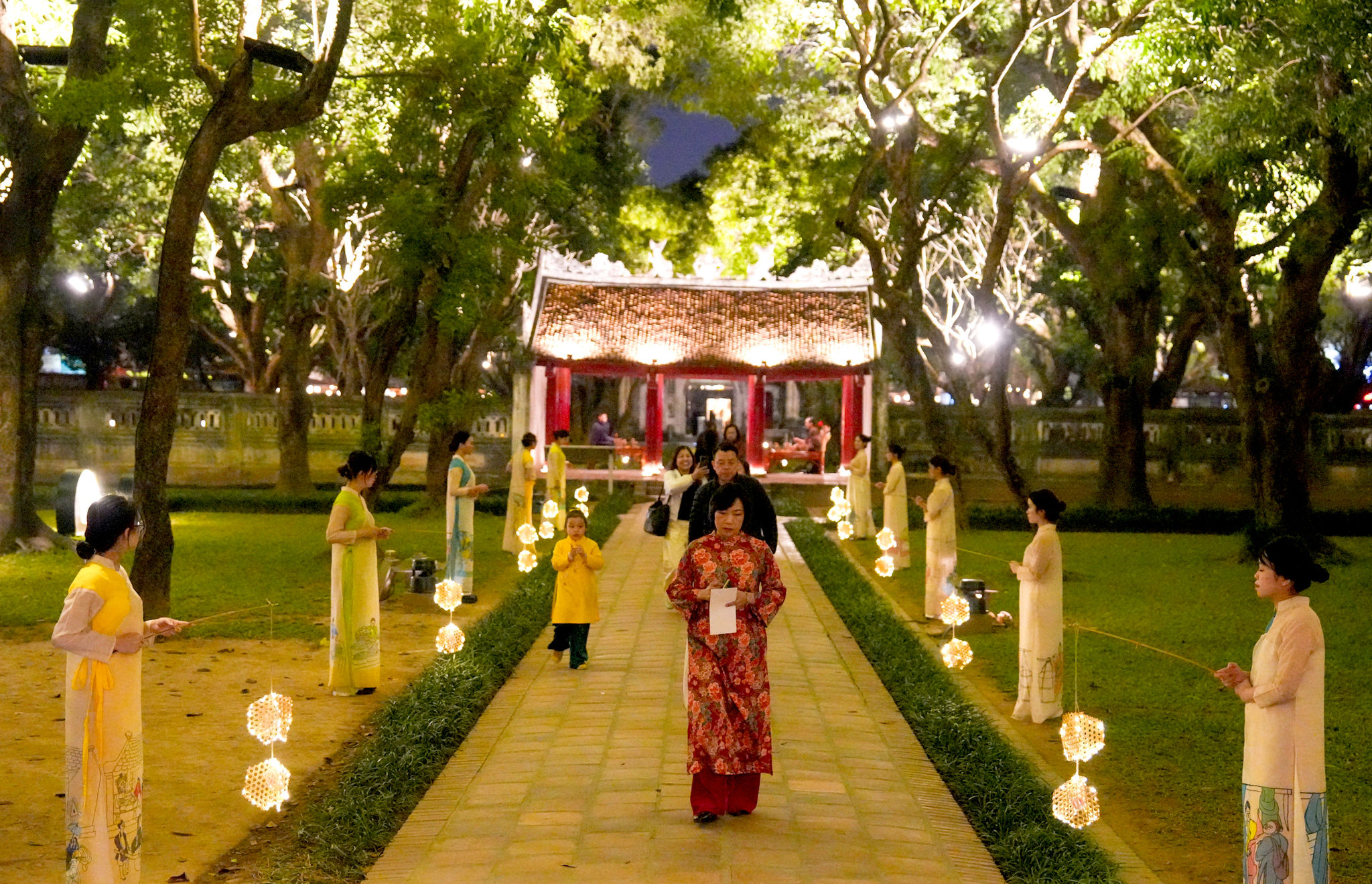 du-khach-trai-nghiem-tour-dem-am-sac-viet-tai-khu-di-tich-van-mieu-quoc-tu-giam.-anh-khanh-huy.jpg