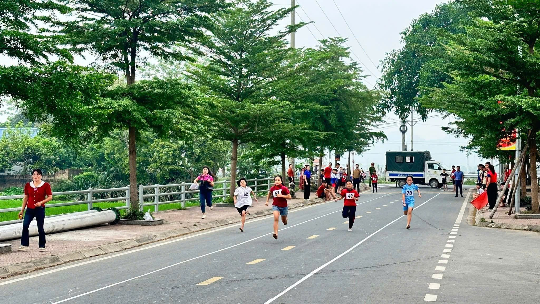 Các giải đấu điền kinh được tổ chức trên địa bàn xã Hồng Sơn đã tạo nguồn vận động viên cho đội tuyển xã dự các giải đấu cấp thành phố như Giải chạy Hànộimới mở rộng - Vì hòa bình. ảnh: Xã Hồng Sơn.