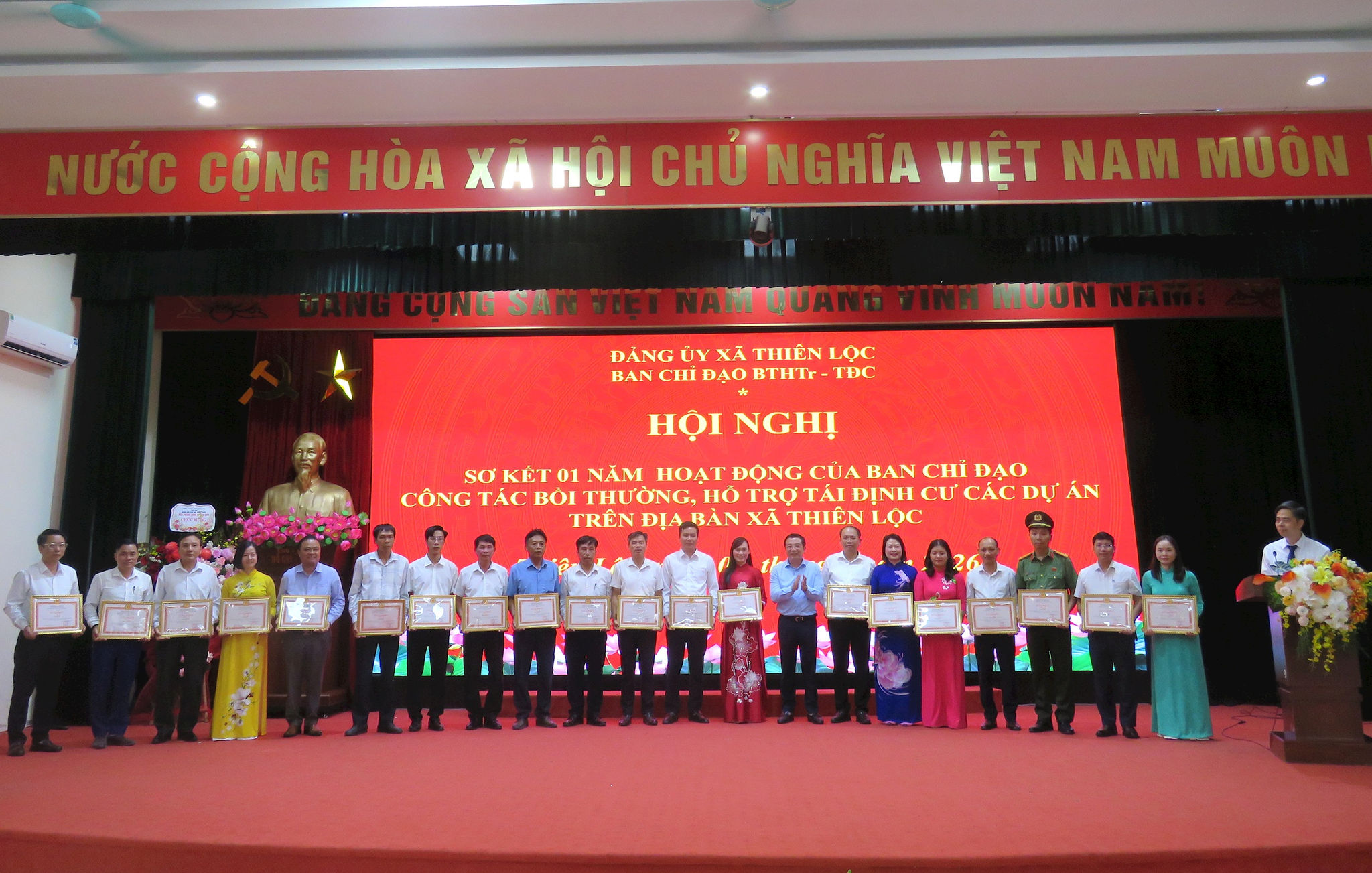 B thư Đảng uỷ Phạm Xuân Toàn trao khen thưởng cho các tập thể. Ảnh: PV