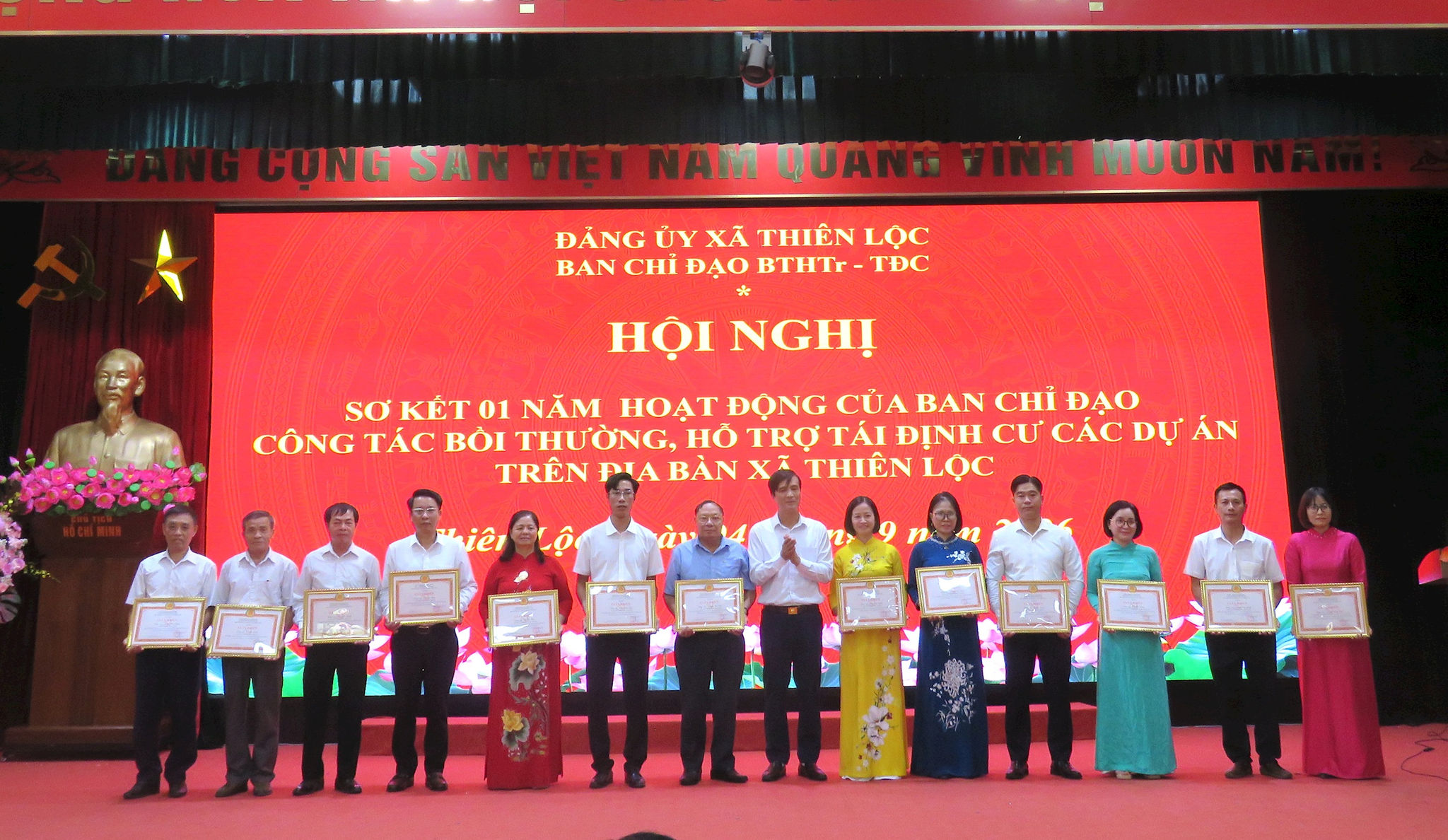 Chủ tịch UBND xã Nguyễn Hữu Dũng trao khen thưởng cho các cá nhân. Ảnh: PV