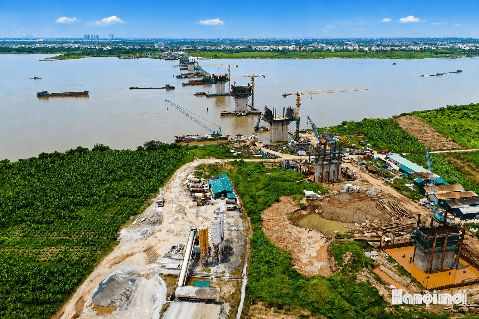 Trên những dòng sôn, các dự án xây dựng 7 cây cầu mới đang được triển khai, mở ra những nhịp kết nối mới giữa các khu vực của Thủ đô. Những cây cầu không chỉ nối đôi bờ, mà còn mở rộng không gian phát triển, đưa những vùng đất phía bên kia sông trở thành một phần năng động trong bức tranh đô thị tương lai.