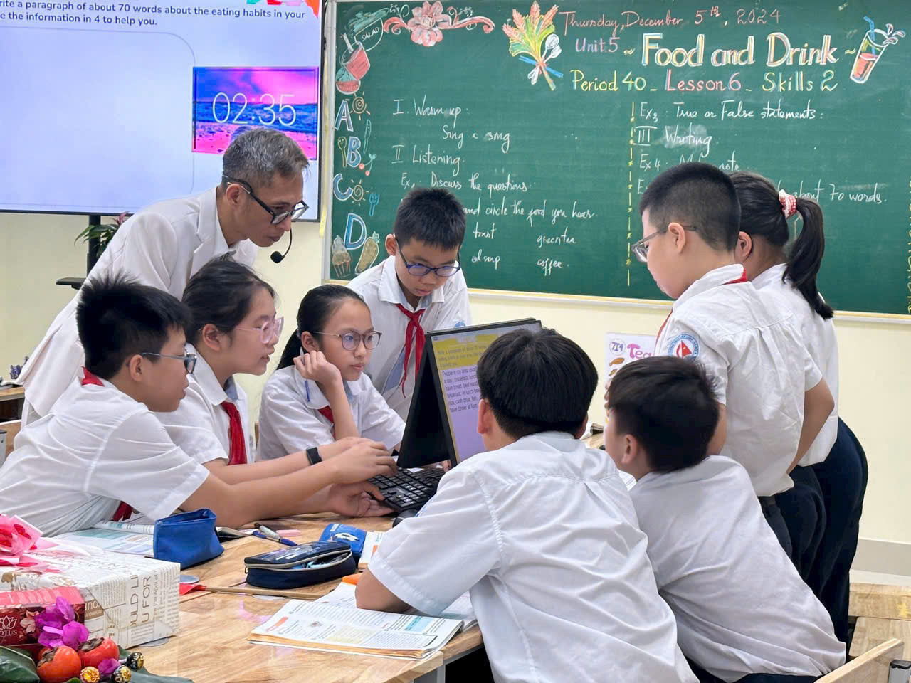 Học sinh ứng dụng công nghệ trong hoạt động học tập tại trường học trên địa bàn phường Ô Chợ Dừa. Ảnh: H.D