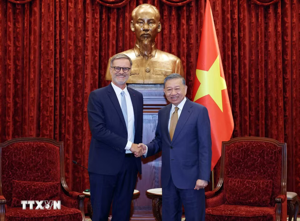 Tổng Bí thư, Chủ tịch nước Tô Lâm tiếp Đại sứ Cộng hòa Pháp tại Việt Nam Olivier Brochet đến chào từ biệt nhân dịp kết thúc nhiệm kỳ công tác tại Việt Nam. (Ảnh: Thống Nhất/TTXVN)