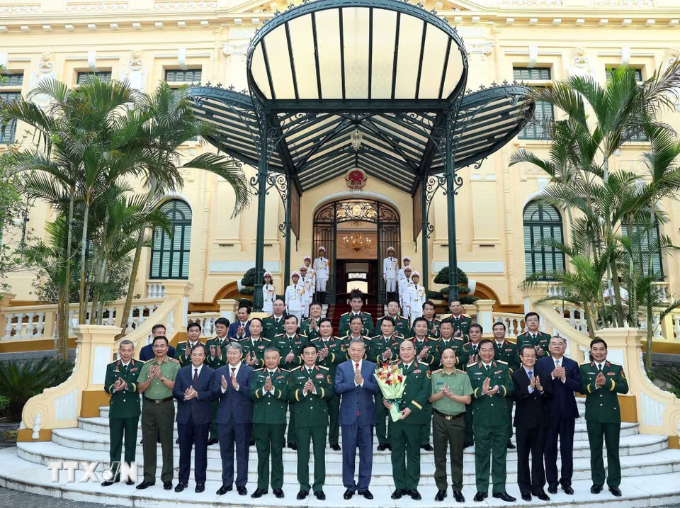 ny-gfkhnms-_ttxvn-tong-bi-thu-chu-tich-nuoc-trao-quyet-dinh-thang-quan-ham-thuong-tuong-cho-dong-chi-le-quang-dao-3.jpg