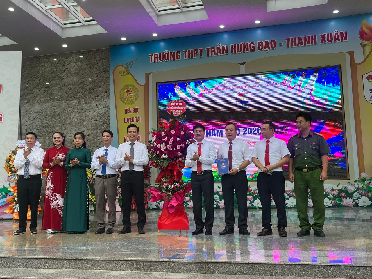 anh-truong-tran-hung-dao-ly-duy-xuan-tang-hoa.jpg