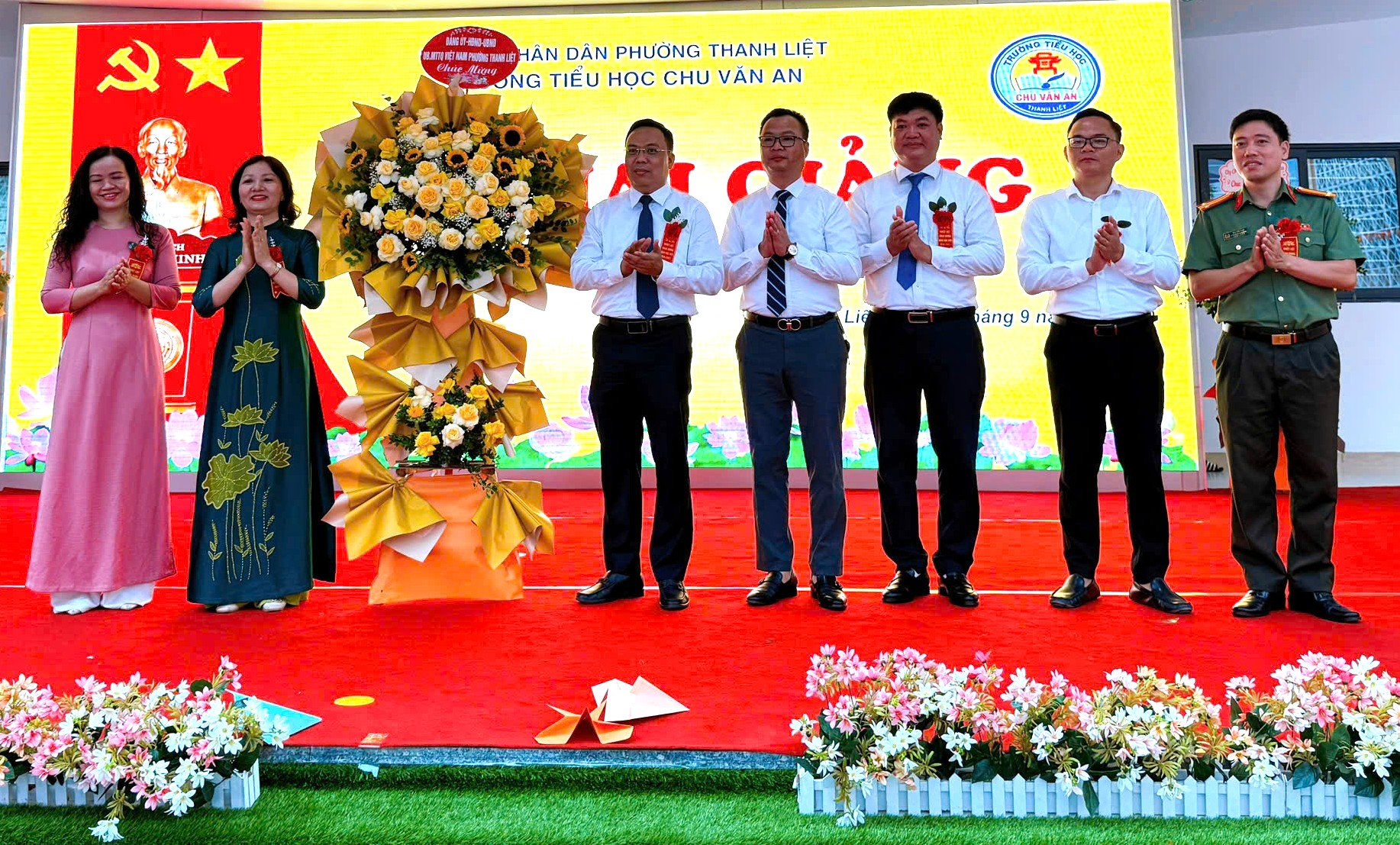 tang-hoa-khai-giang-truong-tieu-hoc-chu-van-an.jpg