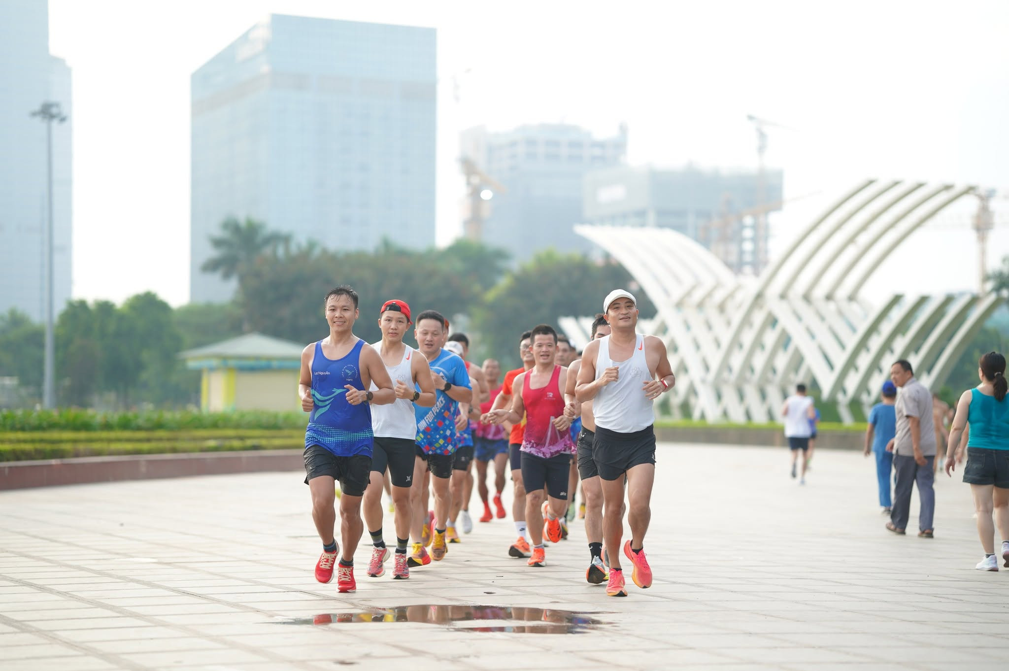 Các thành viên câu lạc bộ Chạy bộ Công viên Hòa Bình - Hoa Binh Park Runners trong một tập luyện tháng 8-2026. Ảnh: HBPR
