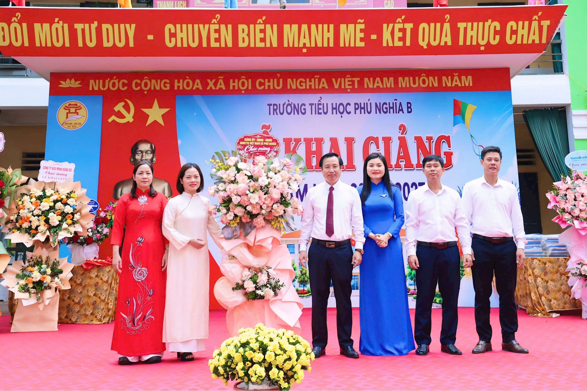 chu-tich-ubnd-xa-phu-nghia-nguyen-dinh-sy-tai-truong-tieu-hoc-phu-nghia-b.jpg