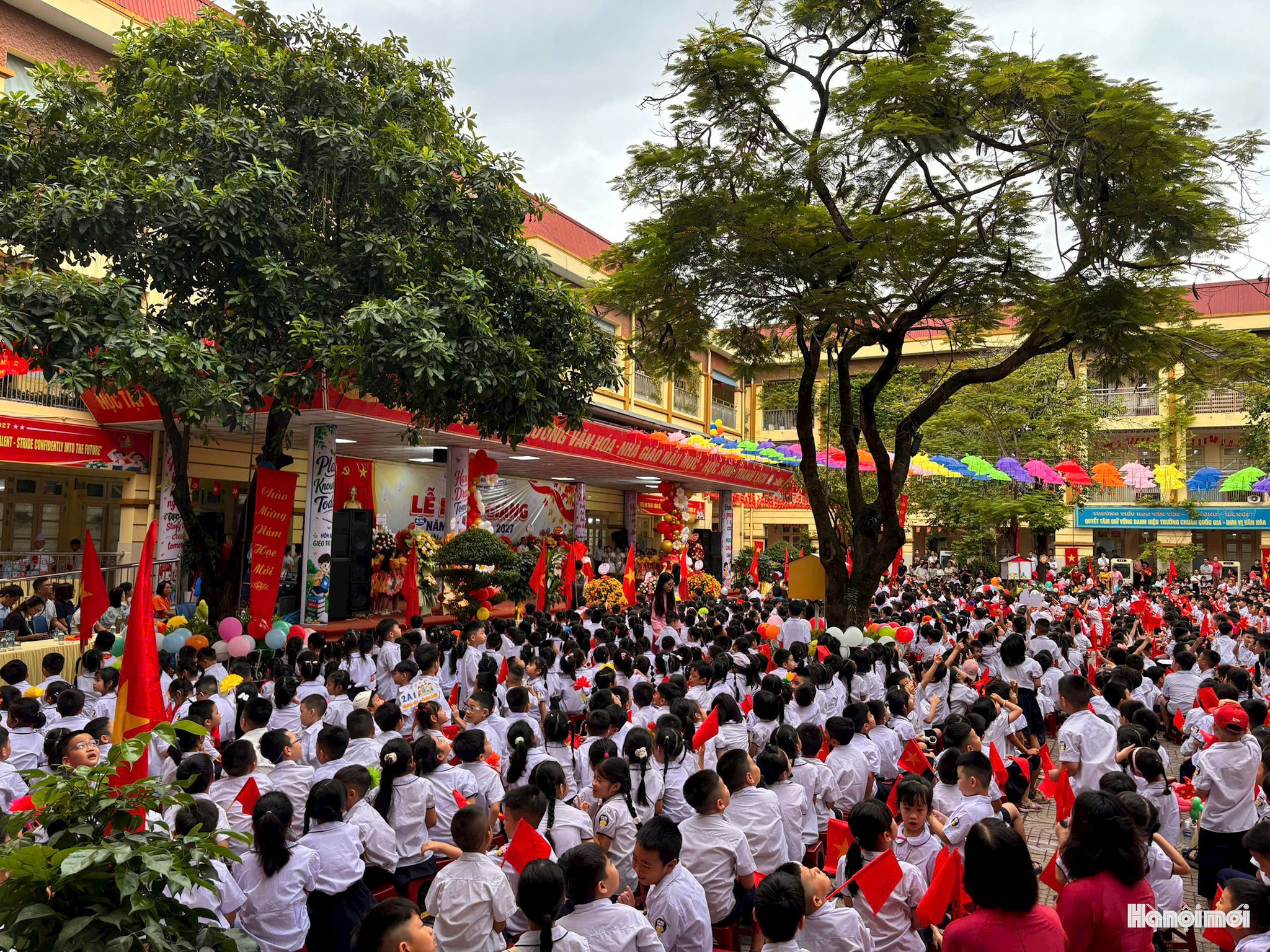 Hơn 2.900 học sinh Trường Tiểu học Văn Yên, phường Hà Đông hân hoan đón năm học mới. Ảnh: Ngọc Minh