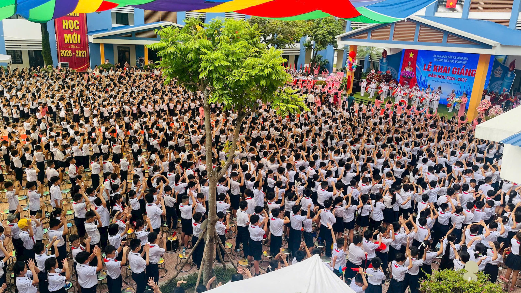 Học sinh trường Tiểu học Đông Hội chào đón năm học mới. Ảnh: Mai Khôi.