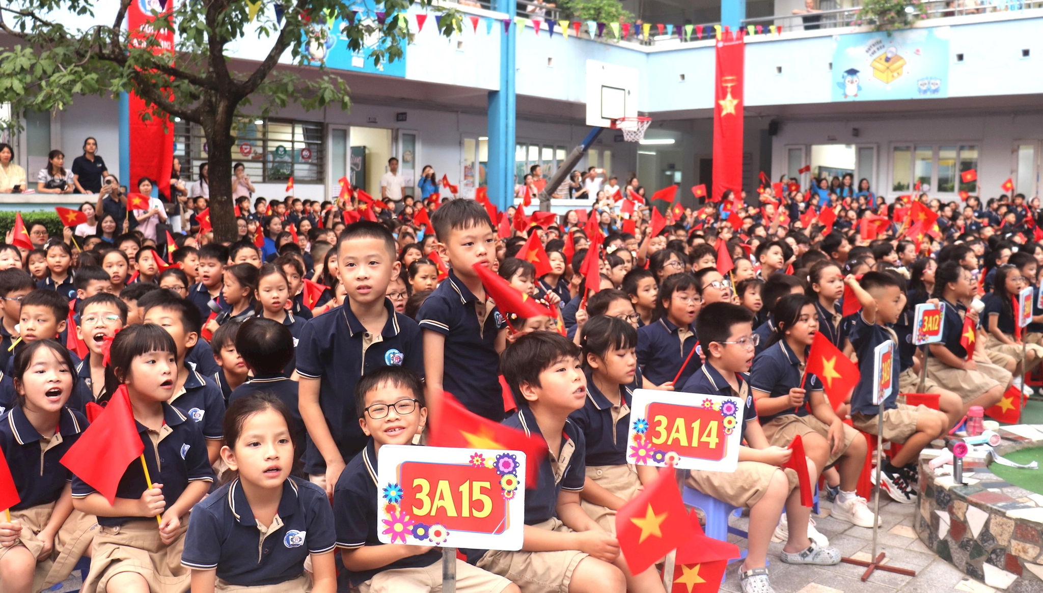 Học sinh trường Tiểu học Đoàn Thị Điểm hân hoan trong Lễ khai giảng năm học mới. Ảnh: Linh