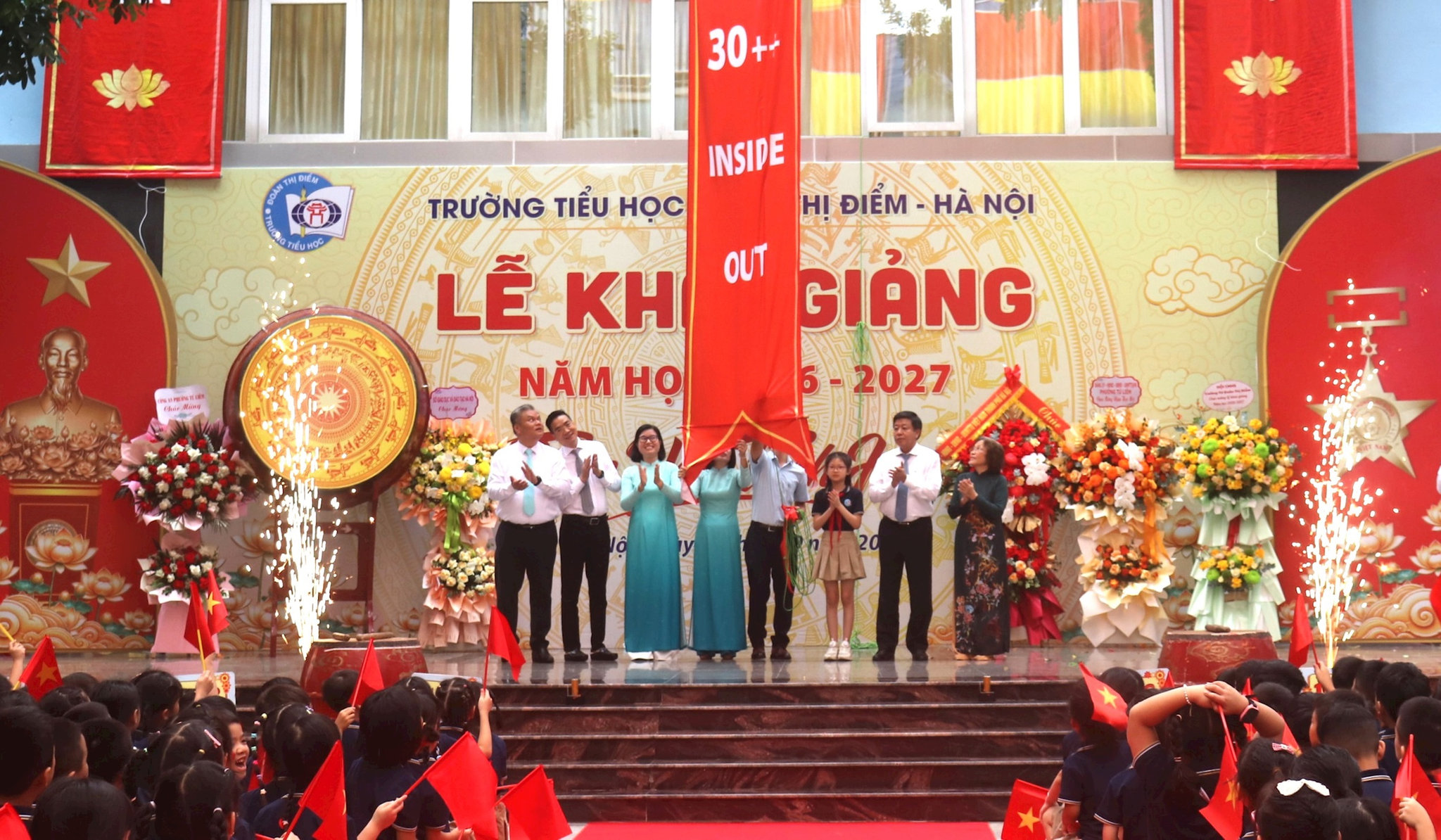 Phó Chủ tịch Thường trực UBND thành phố Hà Nội Dương Đức Tuấn cùng các đại biểu, Ban giám hiệu toàn thể học sinh thực hiện nghi thức “Thả quả cầu chủ đề năm học mới”. Ảnh: Linh Nguyễn