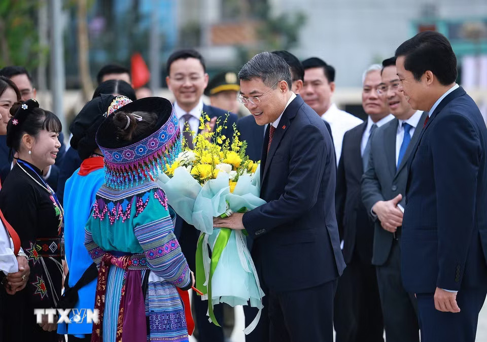 ddtbxuxf-_ttxvn-thu-tuong-du-le-khai-giang-nam-hoc-moi-tai-truong-pho-thong-noi-tru-lien-cap-muong-khuong-9003745-2.jpg