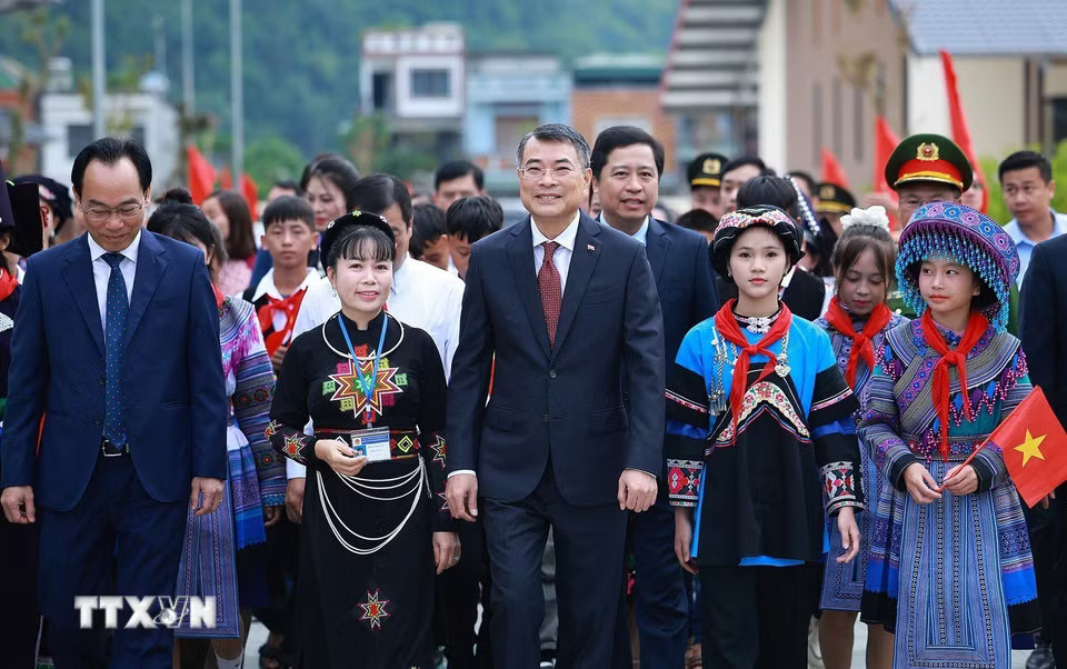 ddtbxuxf-_ttxvn-thu-tuong-du-le-khai-giang-nam-hoc-moi-tai-truong-pho-thong-noi-tru-lien-cap-muong-khuong-9003745-4.jpg