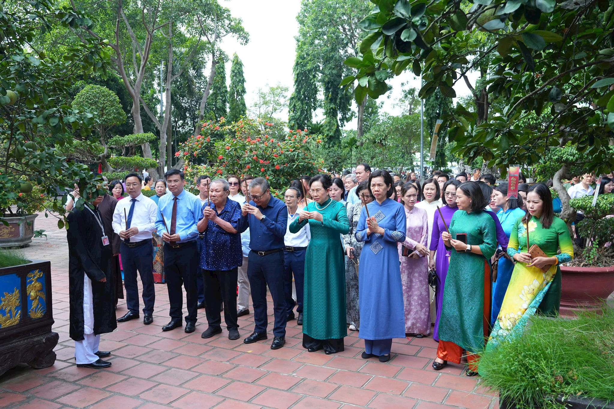 Các đại biểu dâng hương tưởng niệm Hoàng Thái hậu Ỷ Lan. Ảnh: H.A