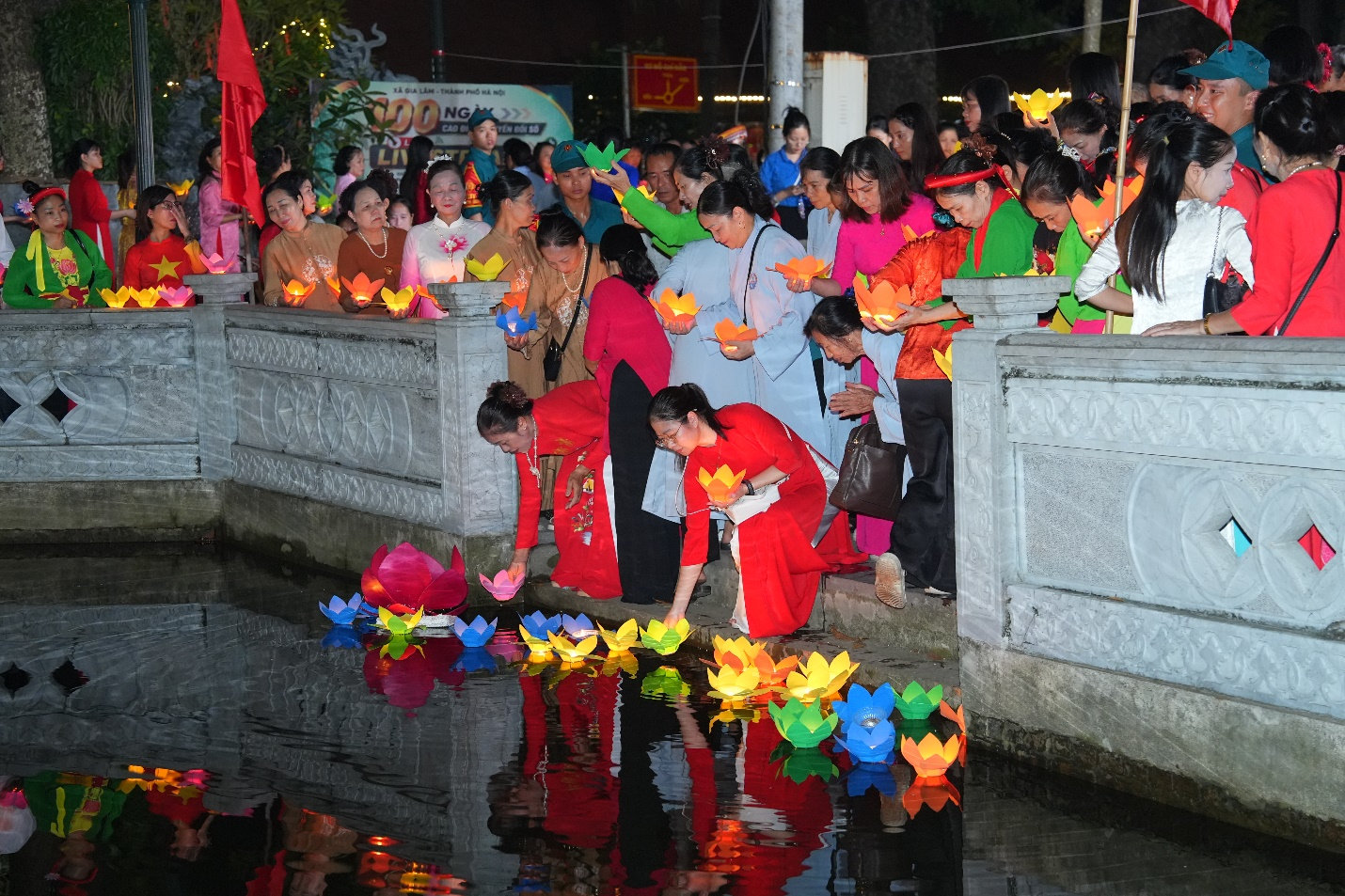 Hoạt động thả đèn hoa đăng. Ảnh: H.A