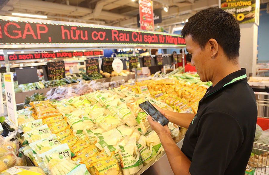 nguoi-tieu-dung-truy-xuat-nguon-goc-nong-san-tai-sieu-thi-winmart-phuong-cau-giay-.-anh-nguyen-quang.jpg