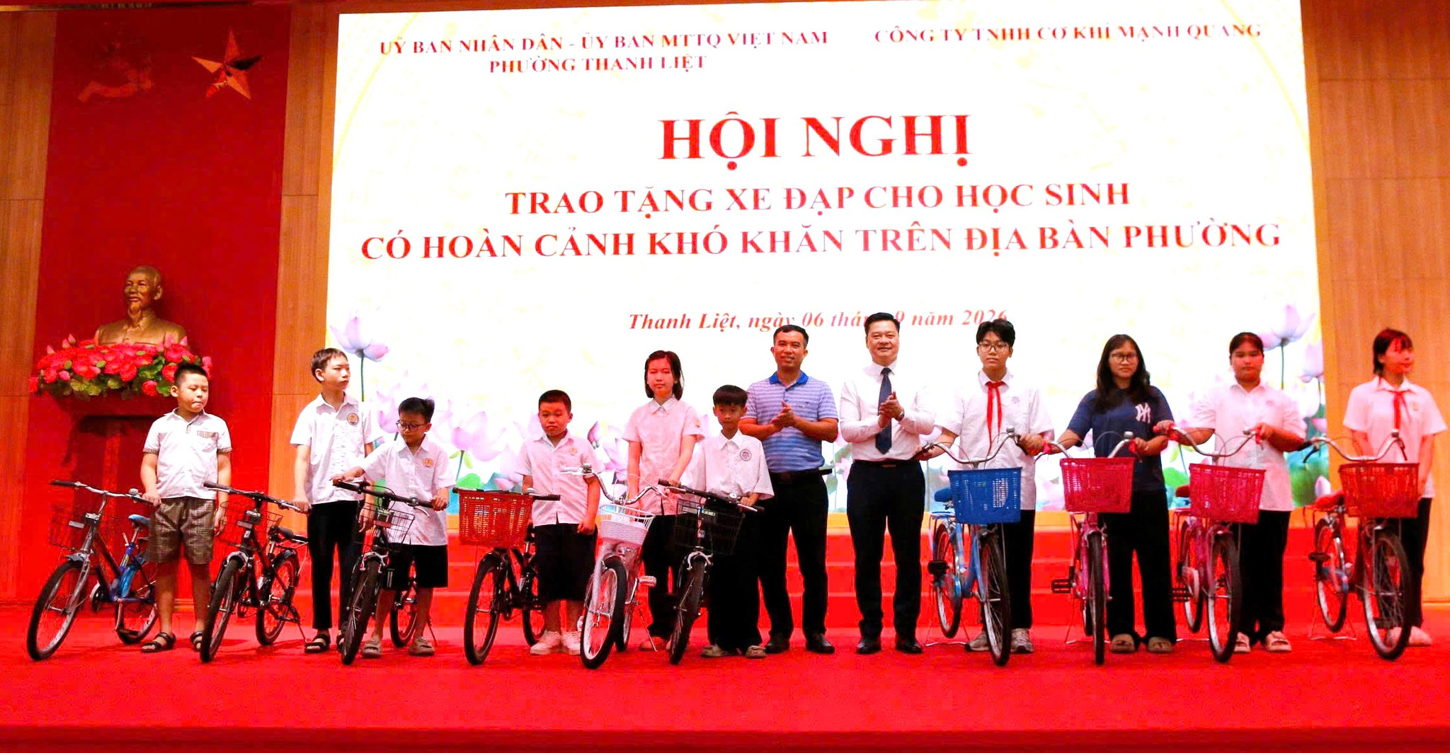 anh-2-tang-xe-dap.jpg