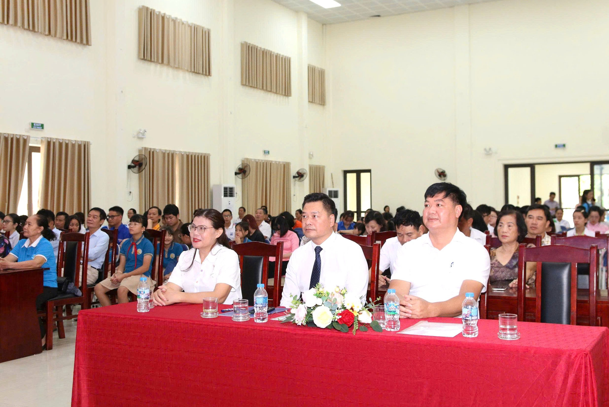 anh-cac-dai-bieu-tham-du-chuan.jpg