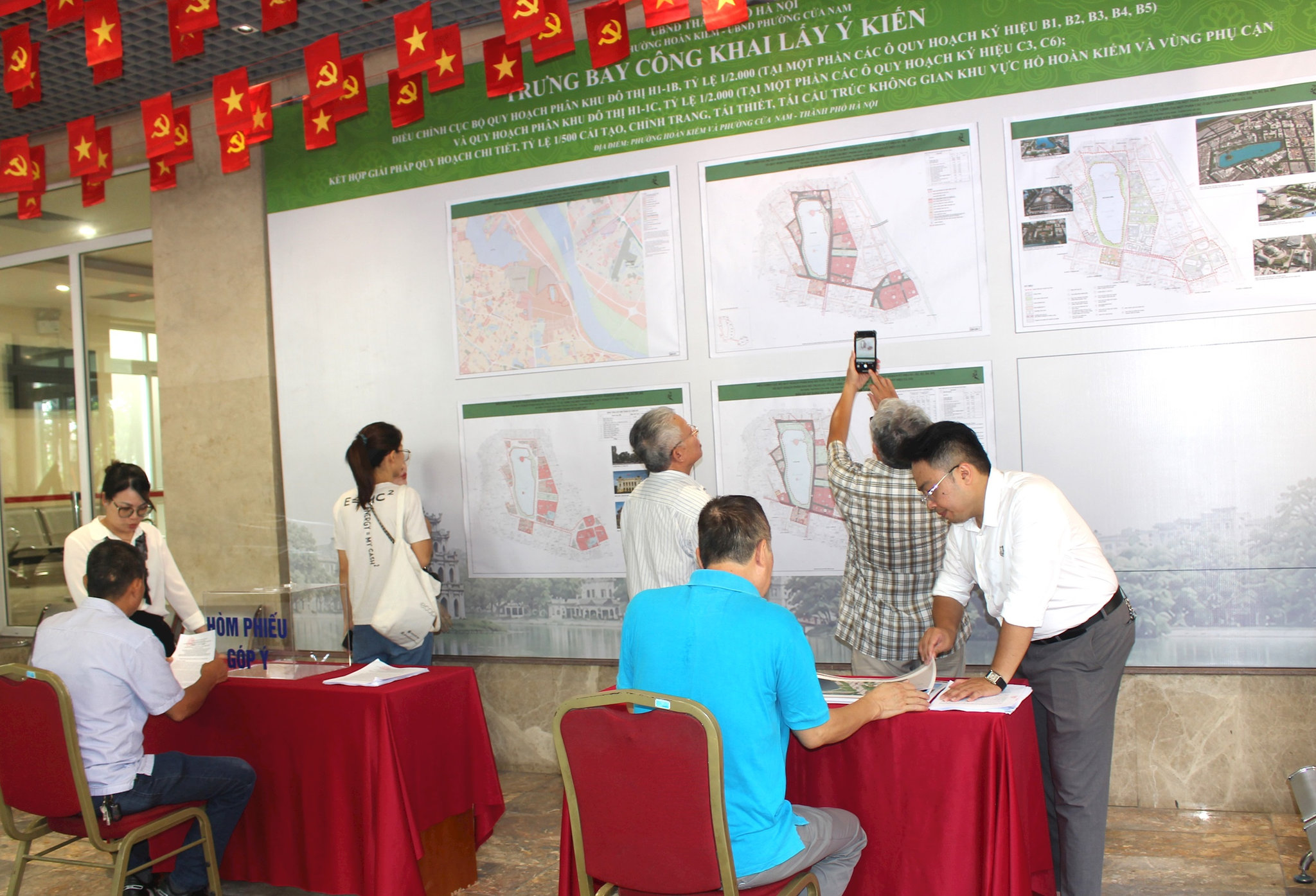 Nhiều người dân đến rụ sở UBND phường Hoàn Kiếm 126 Hàng Trống để đóng góp ý kiến vào phương án Điều chỉnh cục bộ Quy hoạch phân khu đô thị khu vực hồ Hoàn Kiếm và phụ cận. Ảnh: Đình Hiệp
