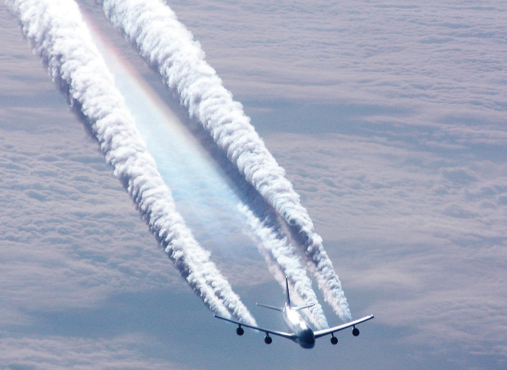 4engine_contrails4.jpg