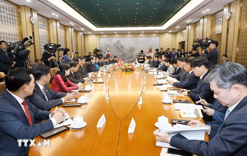 ycbm_cteqxh4xcku-_ttxvn-chu-tich-quoc-hoi-han-quoc-cho-jeong-sik-don-hoi-dam-voi-chu-tich-quoc-hoi-tran-thanh-man-7.jpg