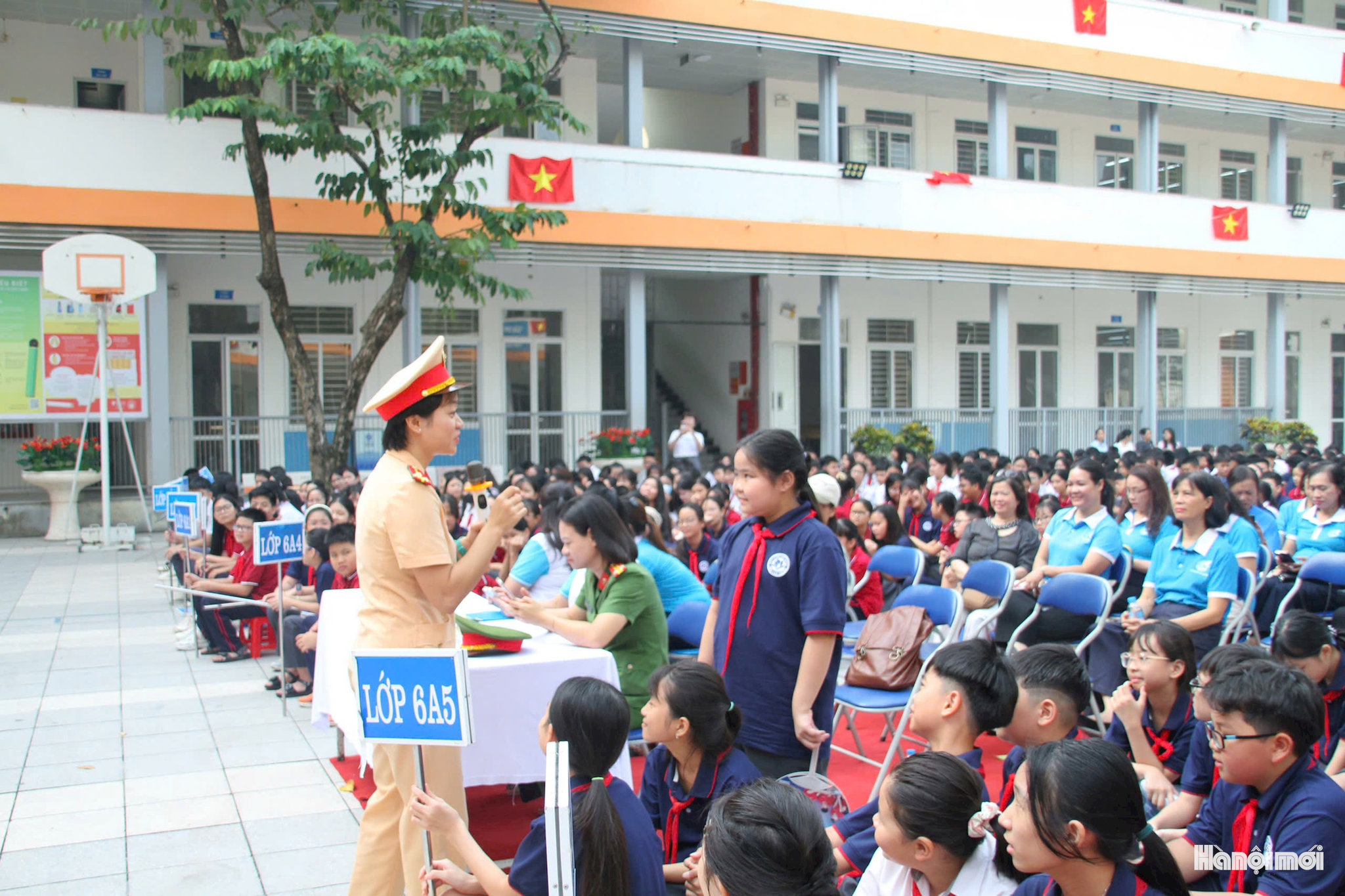 Cán bộ Công an phường Phú Thượng hướng dẫn học sinh kỹ năng tham gia giao thông an toàn.