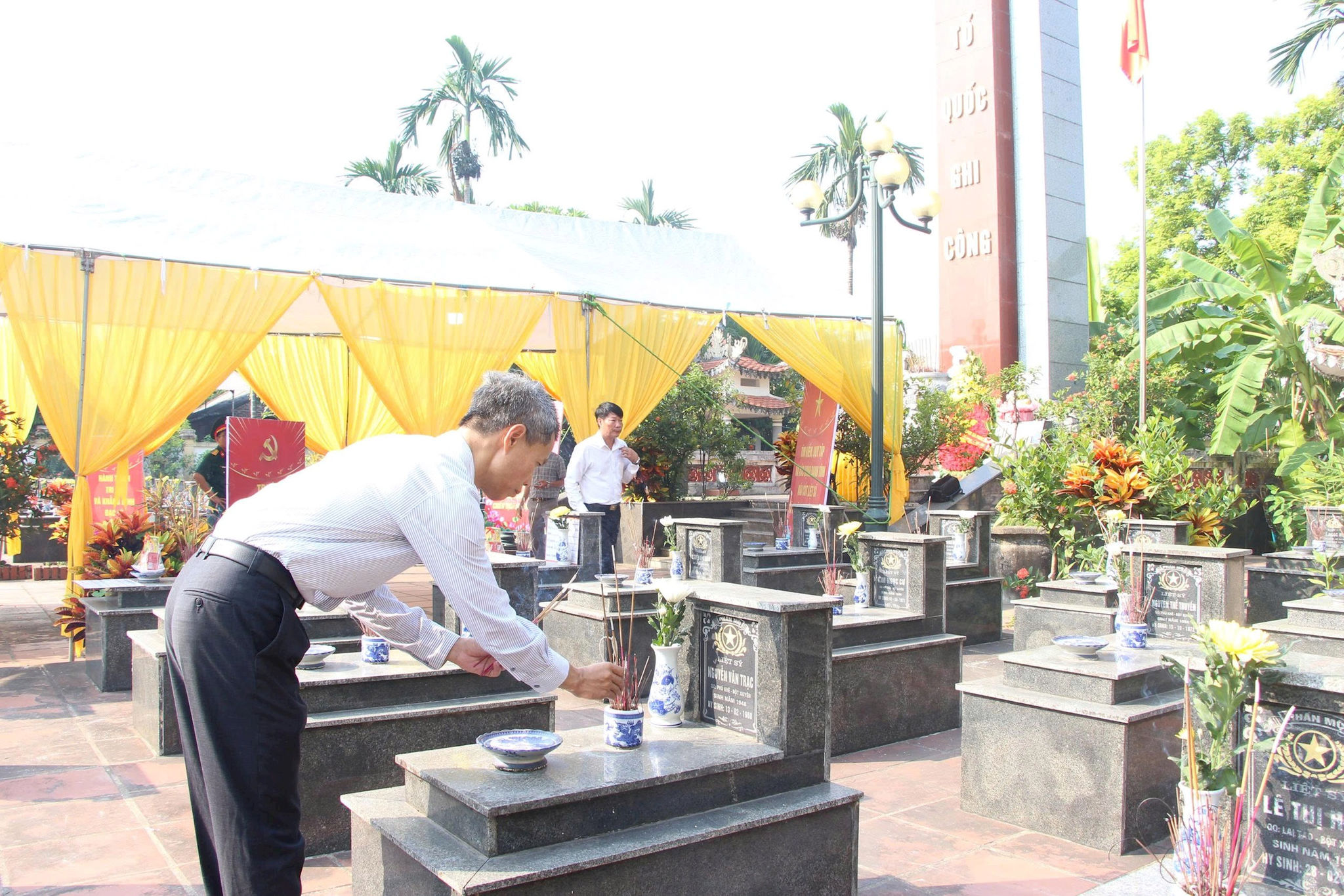 chu-tich-thap-huong.jpg