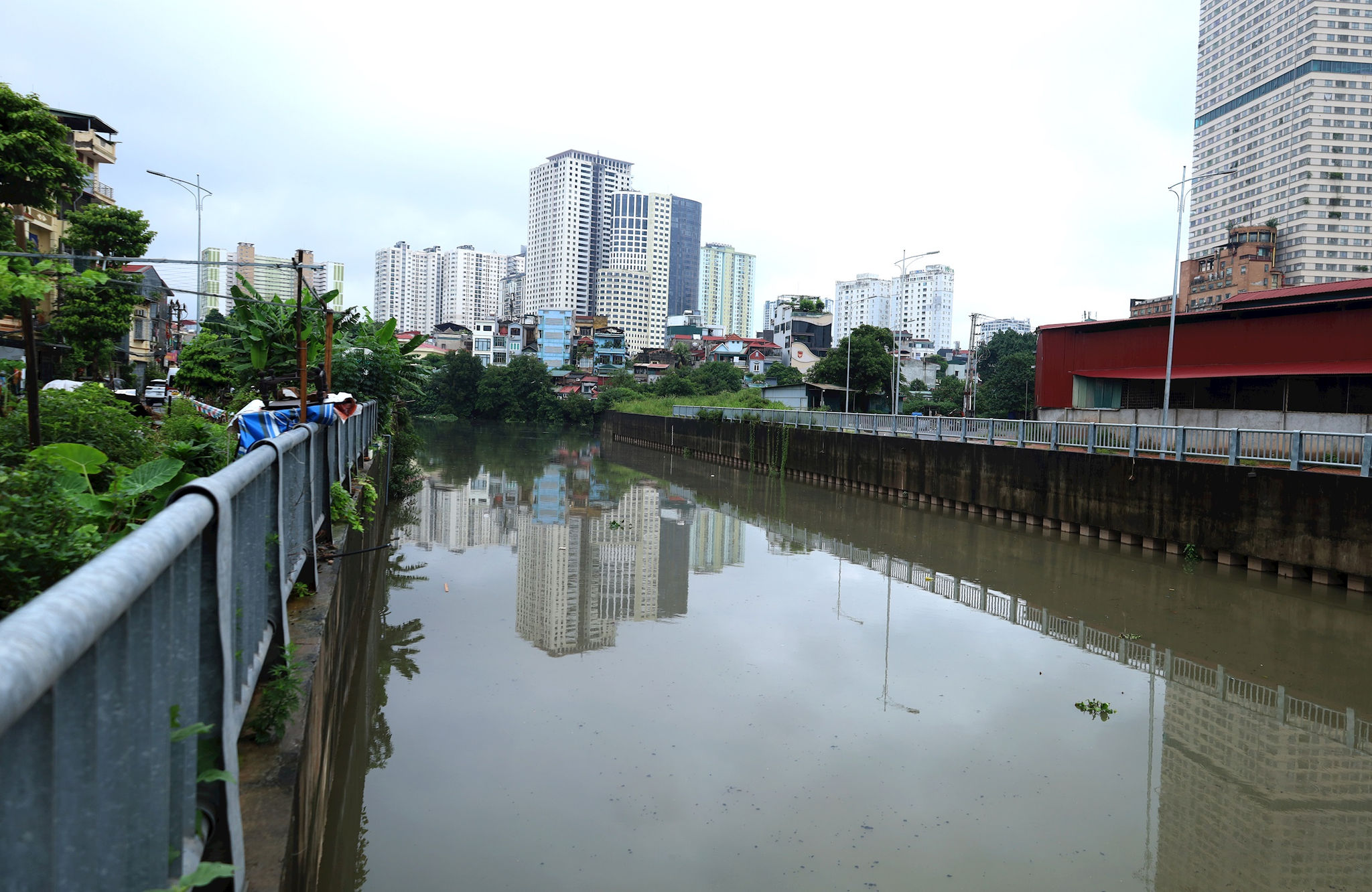cua-dan-nuoc-song-nhue-vao-kenh-la-khe-da-thong-thoang-giup-van-hanh-hieu-qua-tram-bom-tieu-yen-nghia.-anh-kim-nhue.jpg