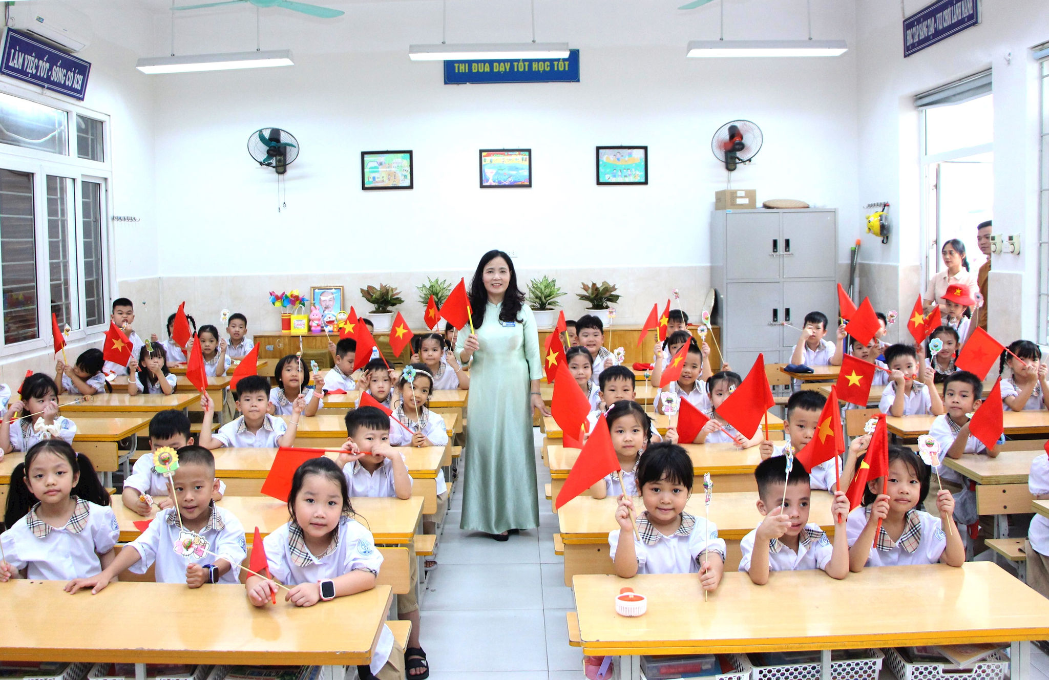 hoc-sinh-truong-tieu-hoc-kien-hung-phuong-kien-hung-chao-don-nam-hoc-moi.-anh-tien-thanh.jpg