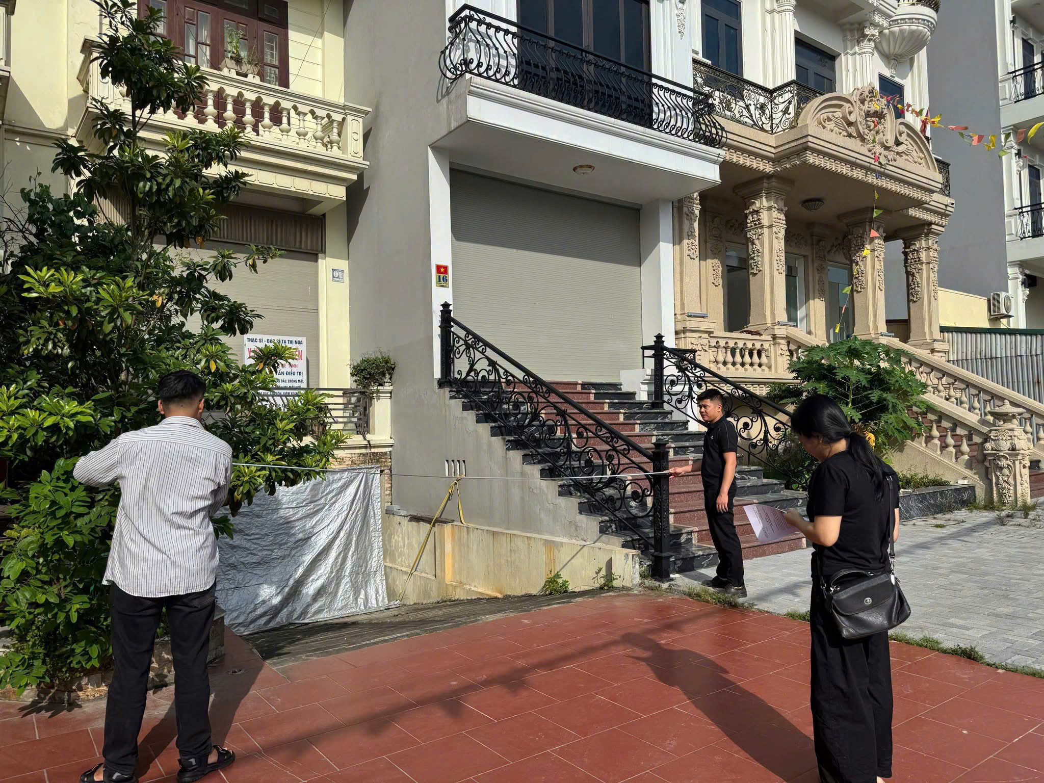 Tổ công tác thực hiện đo đạc, kiểm đếm các hộ dân trong diện GPMB phục vụ dự án. Ảnh: Duy Anh