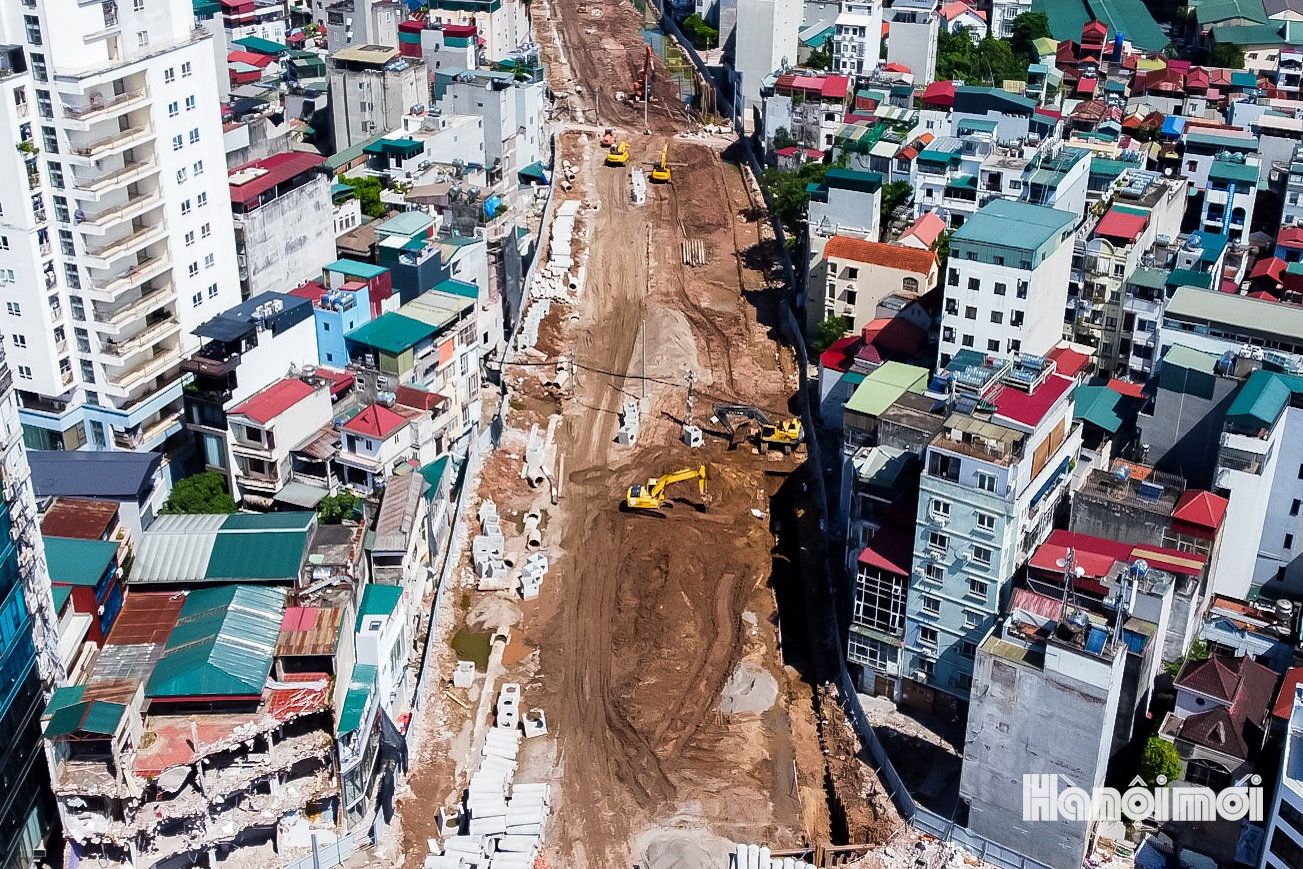 Một trong những vị trí đang được xử lý là công trình tại số 241 Vũ Tông Phan. Một phần tòa nhà quy mô 13 tầng, một hầm và một tum đang được cắt dỡ để phục vụ giải phóng mặt bằng.