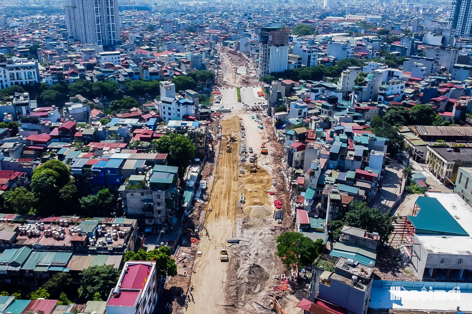 Tại nhiều vị trí trên tuyến, máy móc được tập trung thi công nền đường, lu lèn, hoàn thiện hệ thống thoát nước và hạ tầng kỹ thuật. Các công nhân làm việc liên tục, tranh thủ từng ngày, từng giờ để đẩy nhanh tiến độ.
