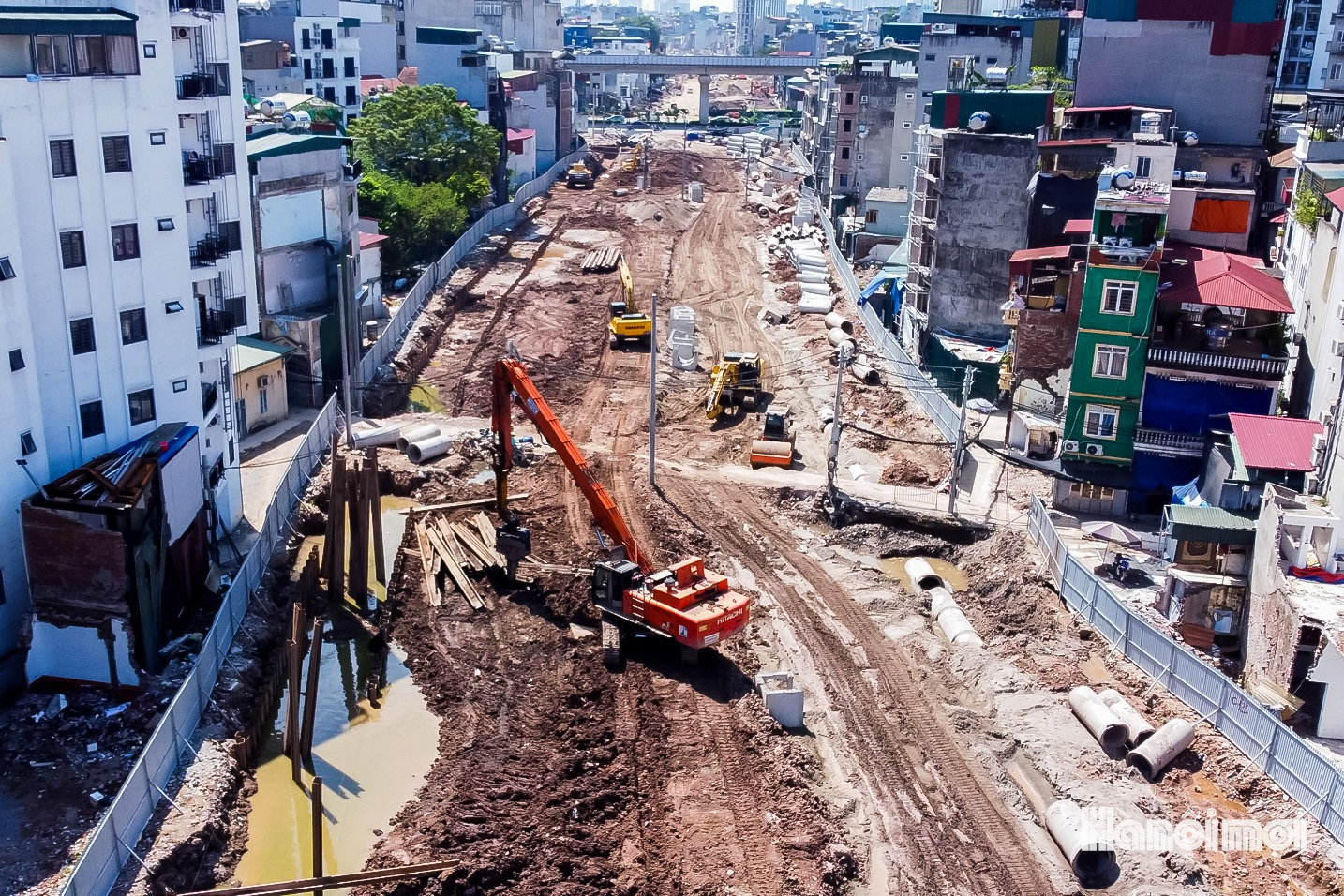 Sau thời gian triển khai, nhiều phân đoạn của dự án đã cơ bản hoàn thành công tác san nền, lu lèn nền móng, hệ thống thoát nước mưa và các hạng mục hạ tầng ngầm liên quan. Đây là cơ sở để các nhà thầu chuyển sang giai đoạn hoàn thiện nền, mặt đường và các hạng mục kỹ thuật còn lại.