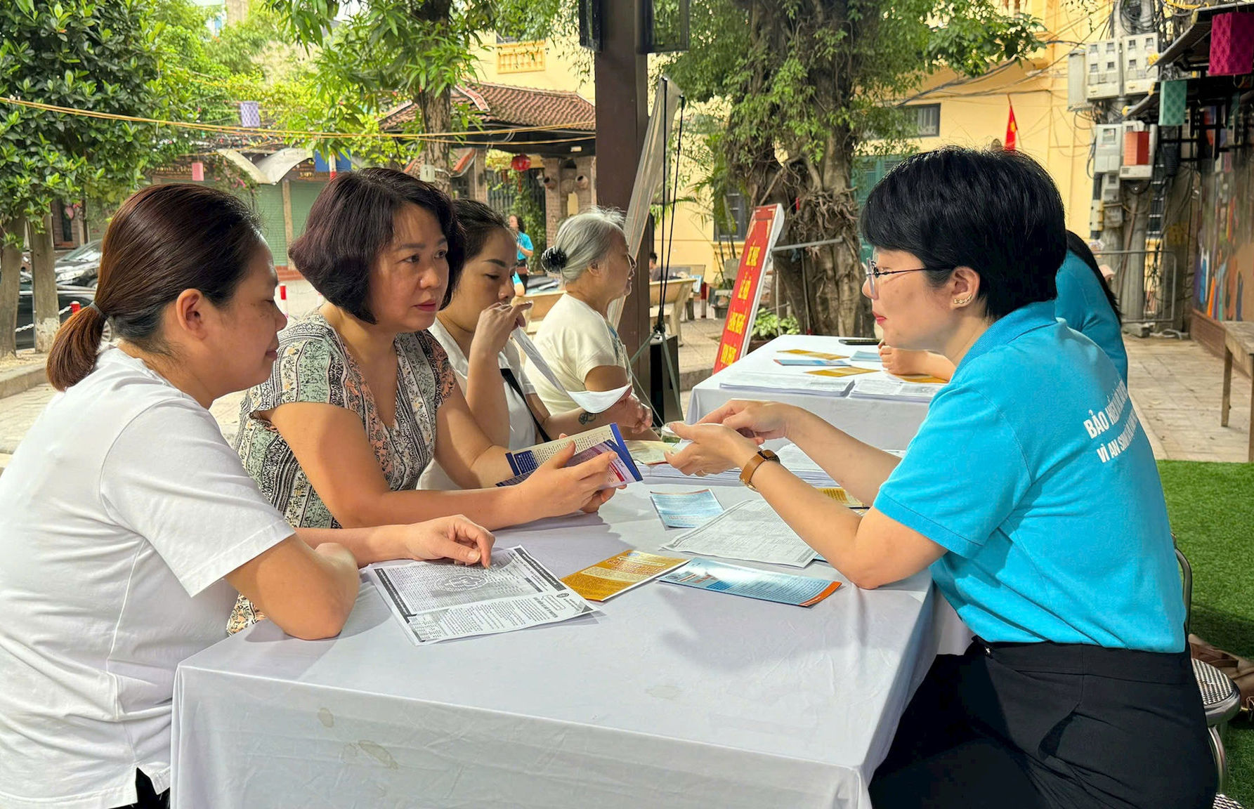 can-bo-bao-hiem-xa-hoi-thanh-pho-ha-noi-tu-van-chinh-sach-bao-hiem-xa-hoi-tu-nguyen-cho-nguoi-dan.-anh-bao-duy.jpg