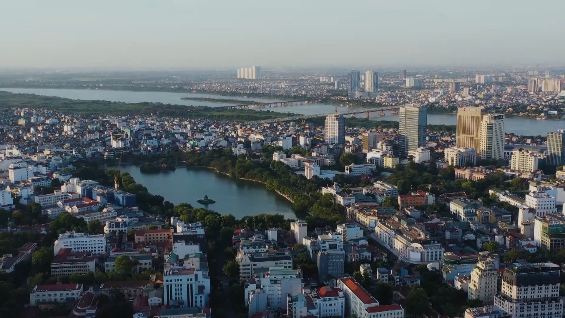 Hồ Hoàn Kiếm và khu vực phụ cận là một không gian đặc biệt trong lịch sử hình thành và phát triển của Thăng Long - Hà Nội. Ảnh: Văn Hoàn