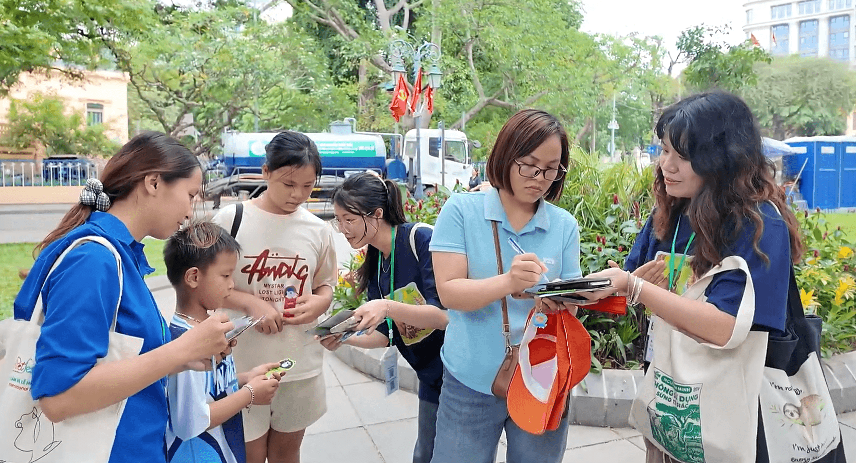 hanoi-op-bear-pledges-collecting-at-hanoi-old-quarter-may-16-2026-4-.png